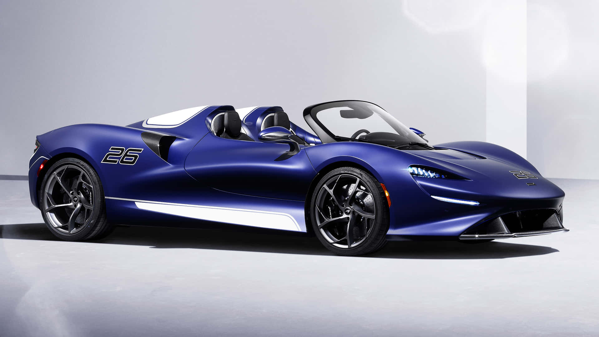 藍色McLaren Speedtail跑車在攝影棚中帶有白色飾邊
