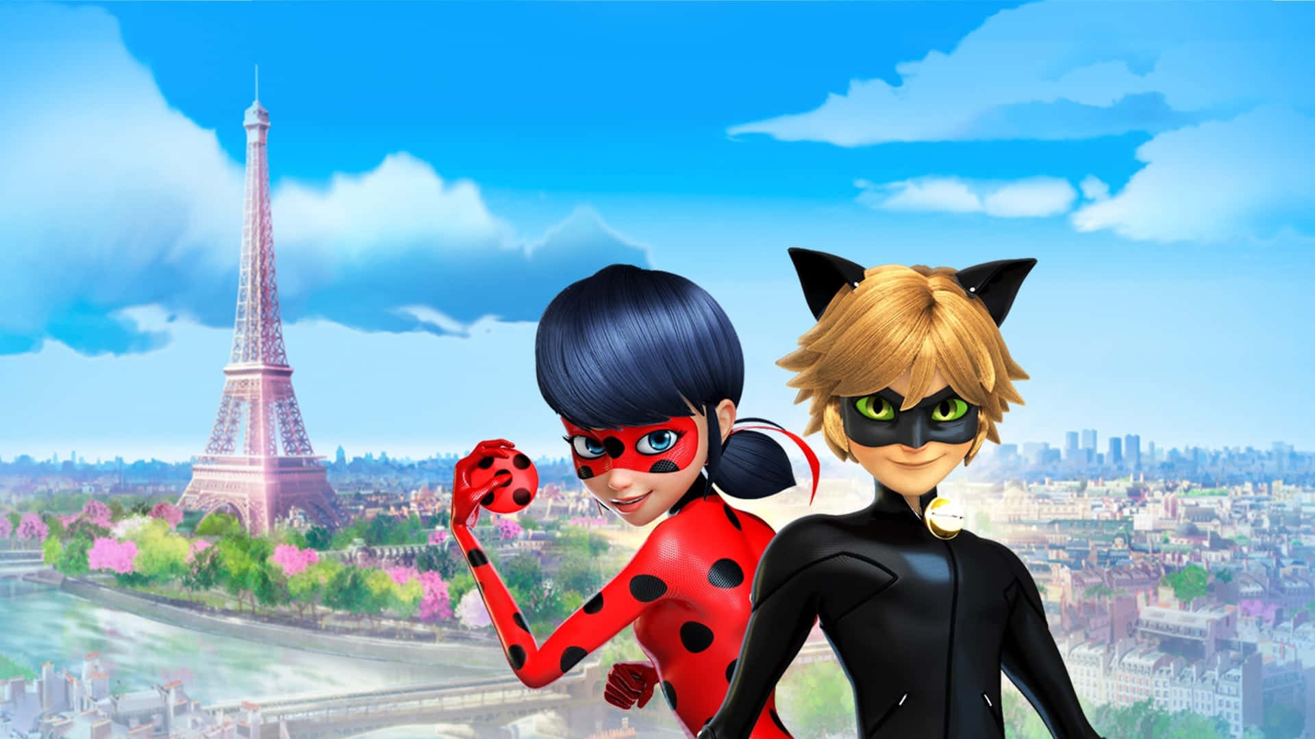 體驗Miraculous的冒險 壁紙 — 兩個動畫超級英雄在藍天白雲下的艾菲爾鐵塔前自信地擺姿勢。