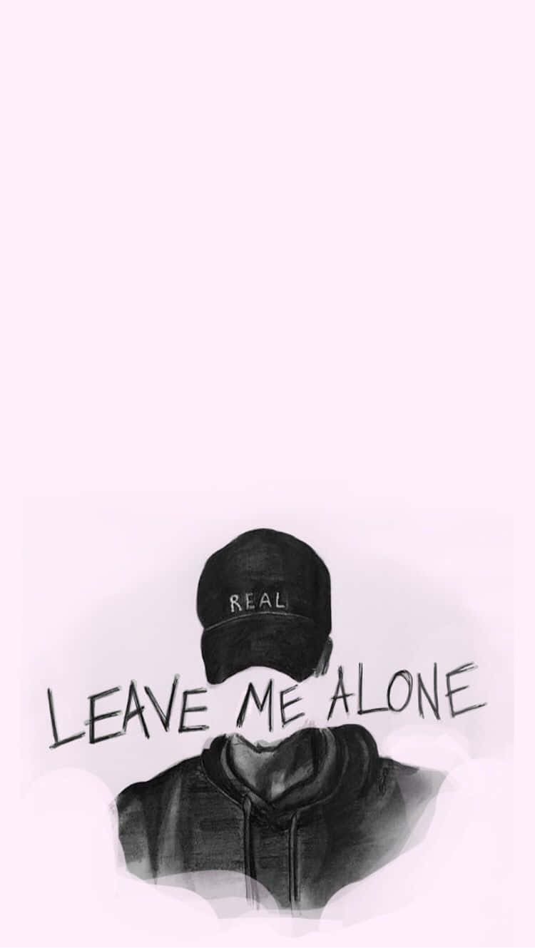 一個人戴著鴨舌帽和連帽衫，臉上橫跨著『LEAVE ME ALONE』字樣。