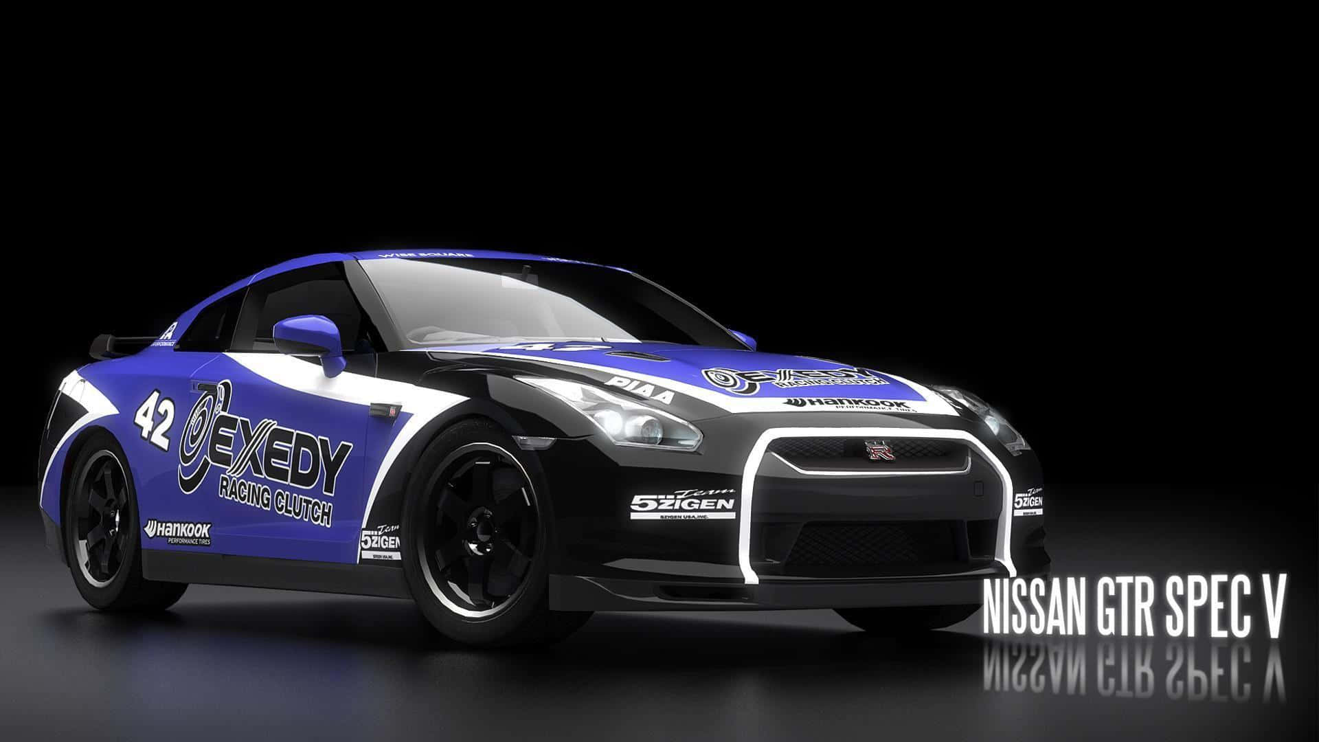 工作室中的藍黑日產GTR Spec V賽車，帶有贊助商標誌
