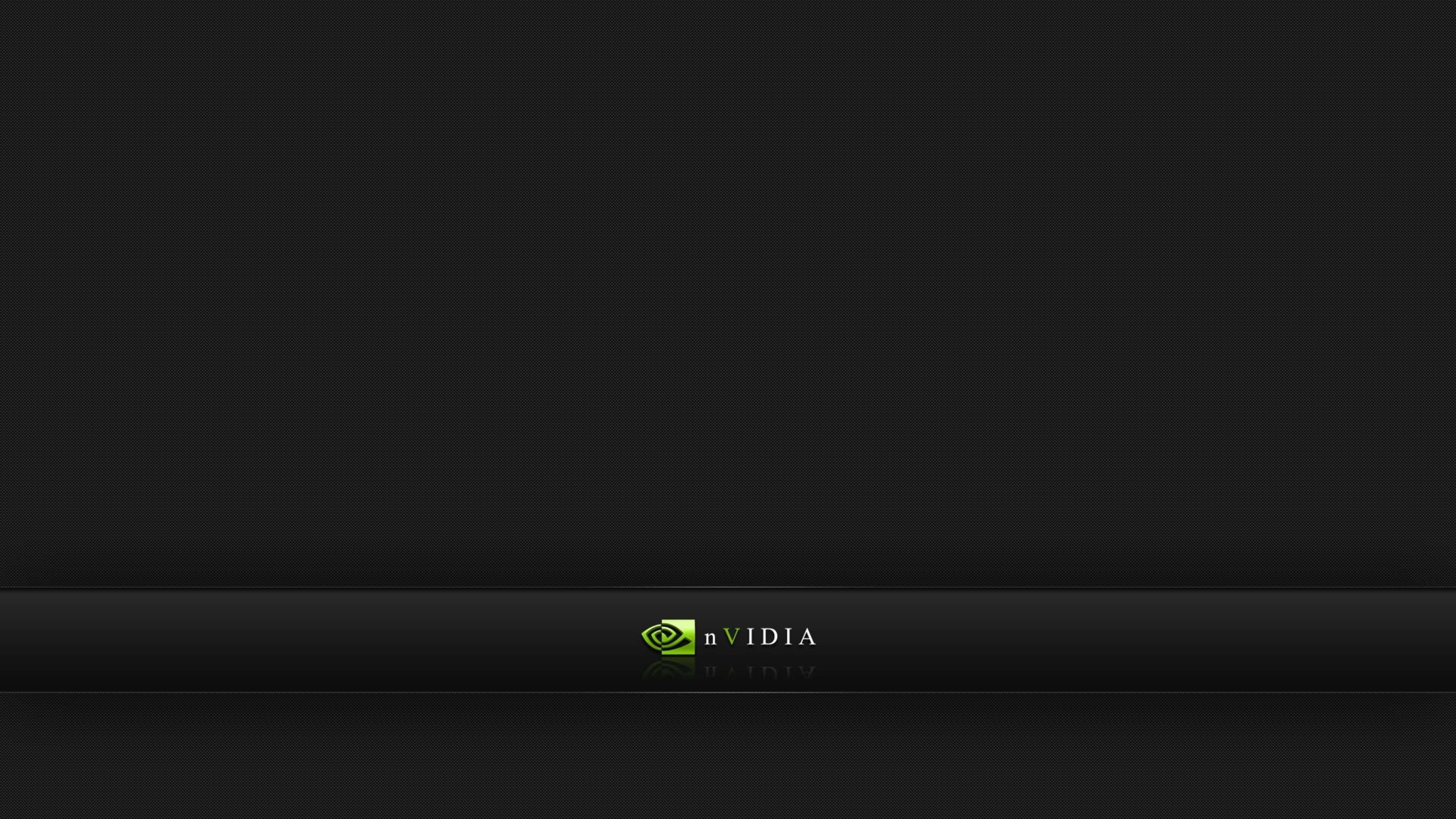 體驗NVIDIA 4K UHD高畫質影像 壁紙 — NVIDIA 標誌居中於時尚黑色漸變背景上，帶有微妙反射。