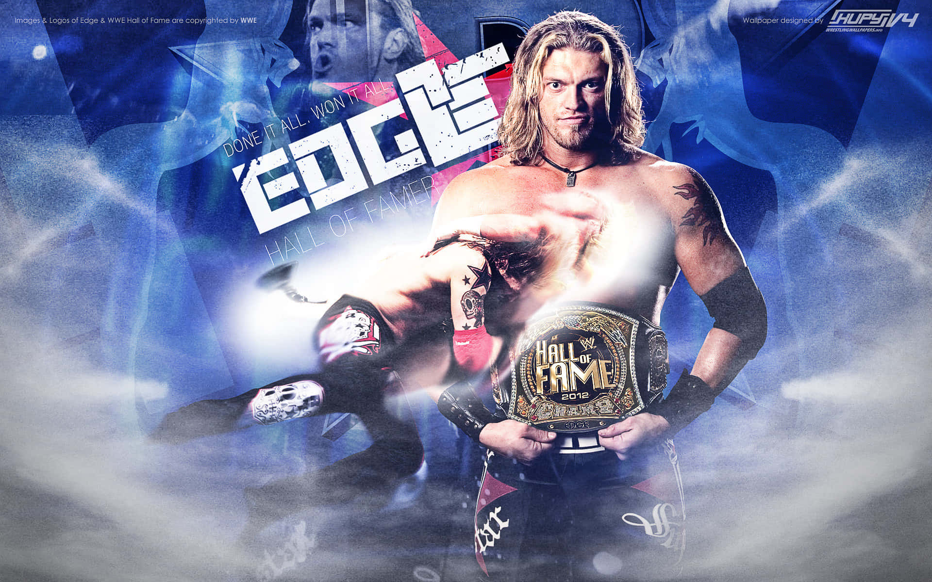 WWE 摔角手 Edge 在戲劇性的藍色煙霧中手持他的名人堂腰帶。