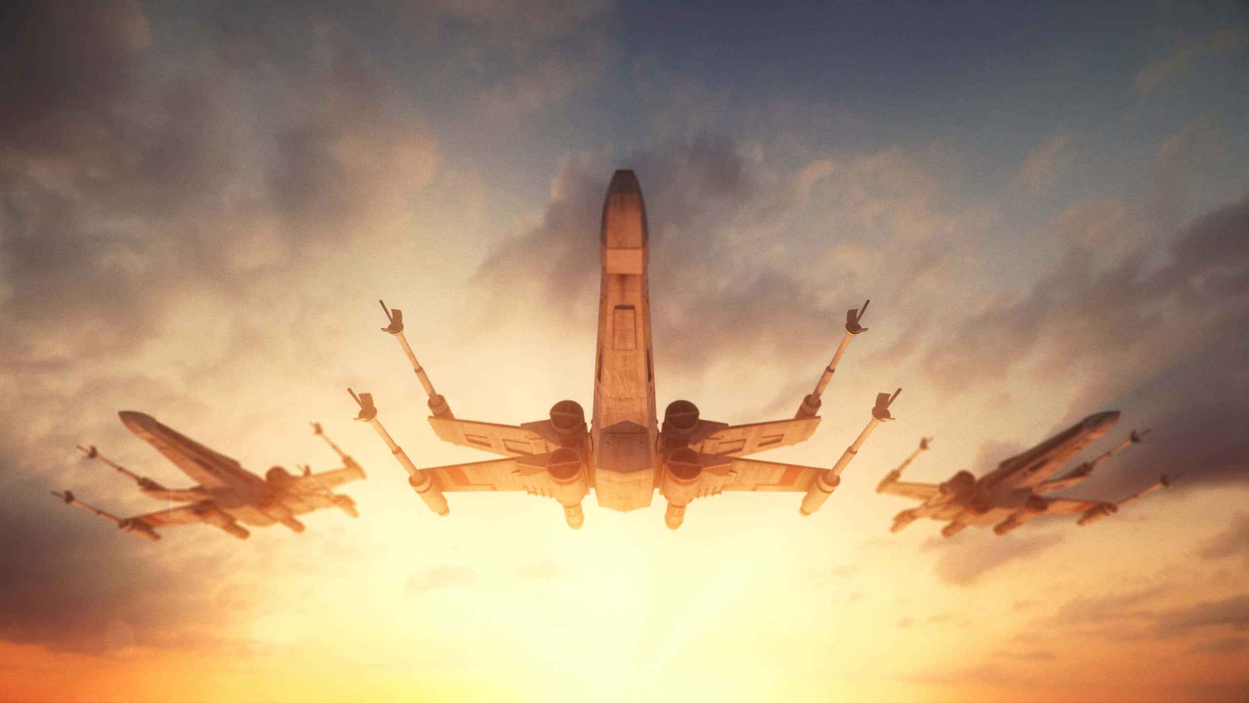 體驗X翼戰鬥機高速空戰的刺激 壁紙 — 三架X翼星際戰鬥機在戲劇性的雲層襯托下，以編隊翱翔於火紅的日落天空。