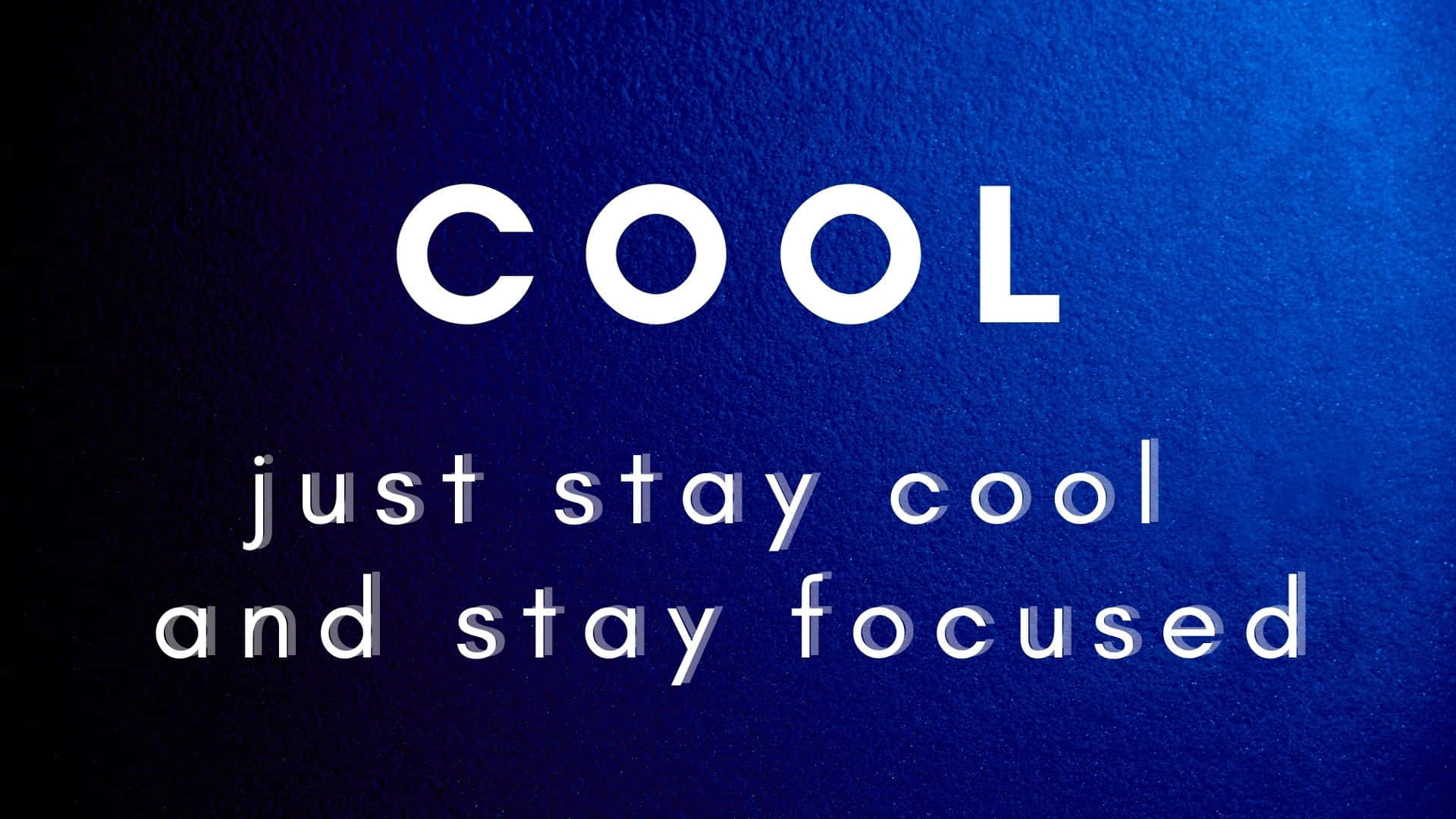 體驗一陣涼爽能量 壁紙 — 粗體白色文字寫著「COOL just stay cool and stay focused」，在帶有紋理的深藍色漸變背景上格外突出。