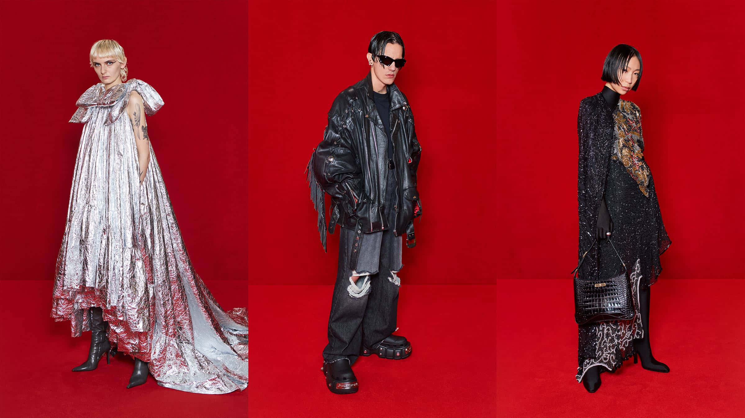 體驗下一級現代風格，穿上Balenciaga運動鞋 壁紙 — 三位時裝模特兒在鮮紅色背景前擺姿勢，穿著前衛服裝，包括金屬色長袍、皮褸和綴飾黑色連身裙。