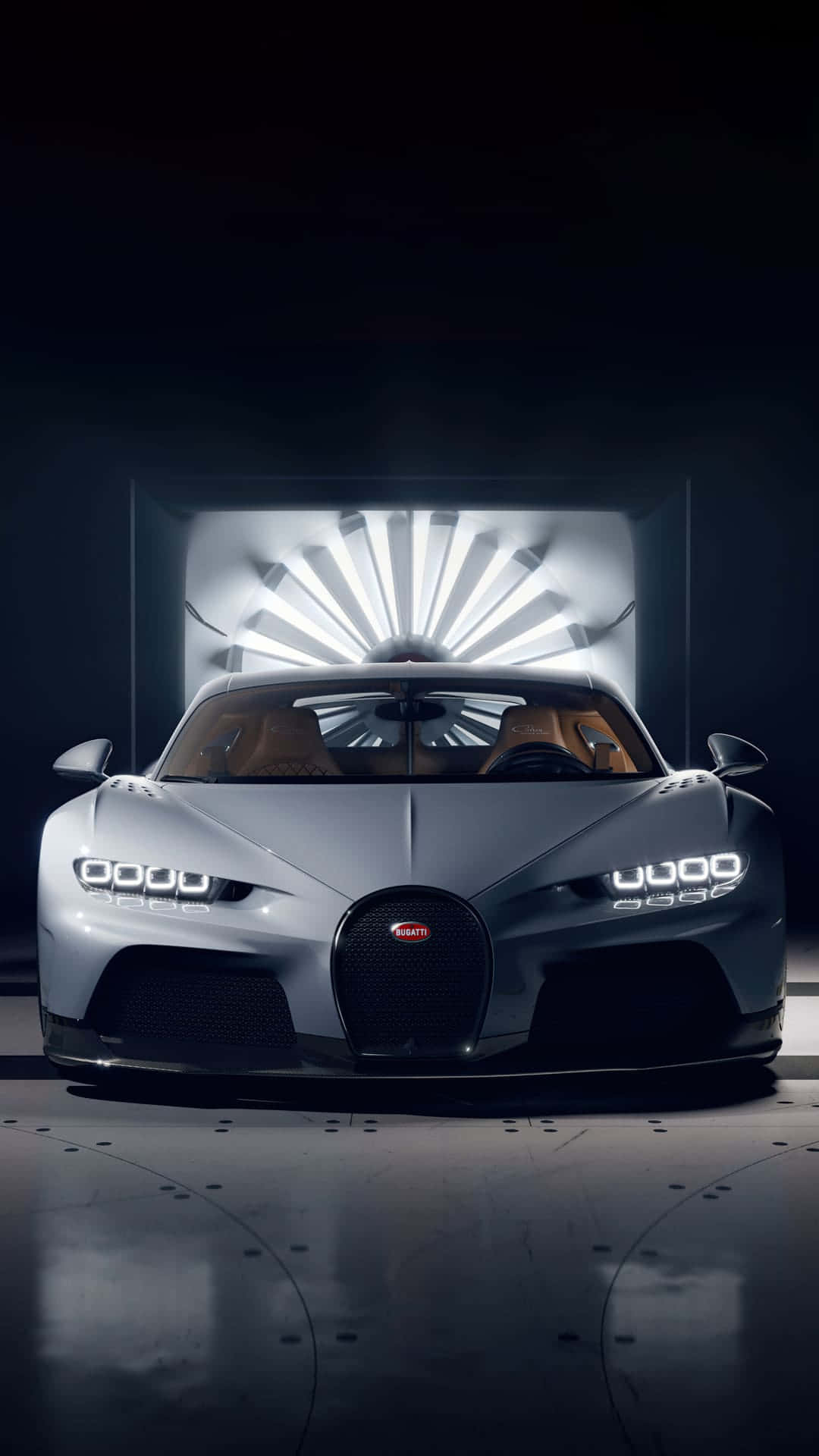 銀色Bugatti Chiron在黑暗的工作室中被燦爛的陽光照射。