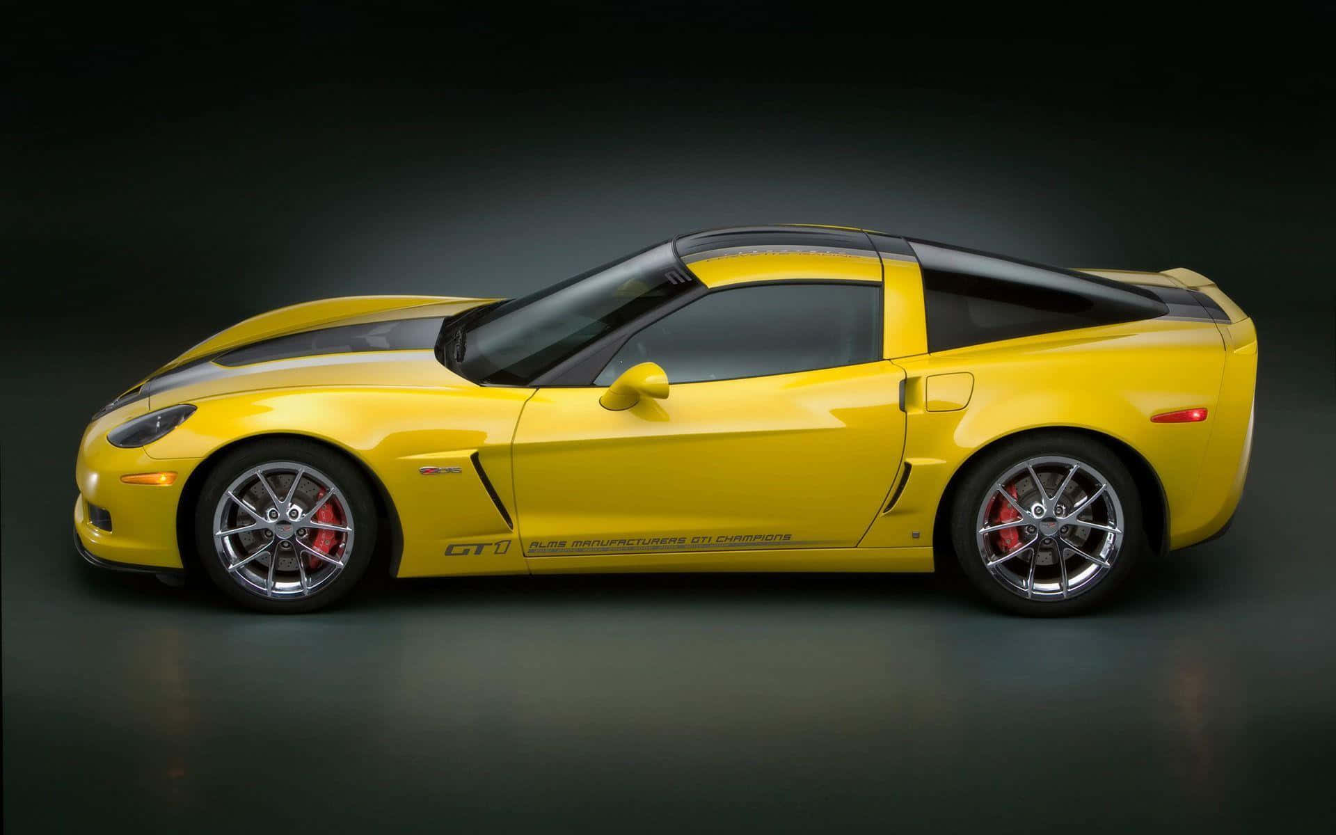 黃色Corvette GT1跑車，黑色條紋和紅色制動器，攝影棚