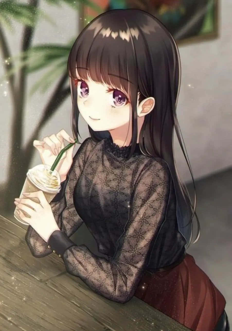 體驗動漫的簡約美學 壁紙 — 紫眼動漫女孩在木桌上啜飲冰咖啡，身處燈光柔和、綠植環繞的舒適咖啡館。