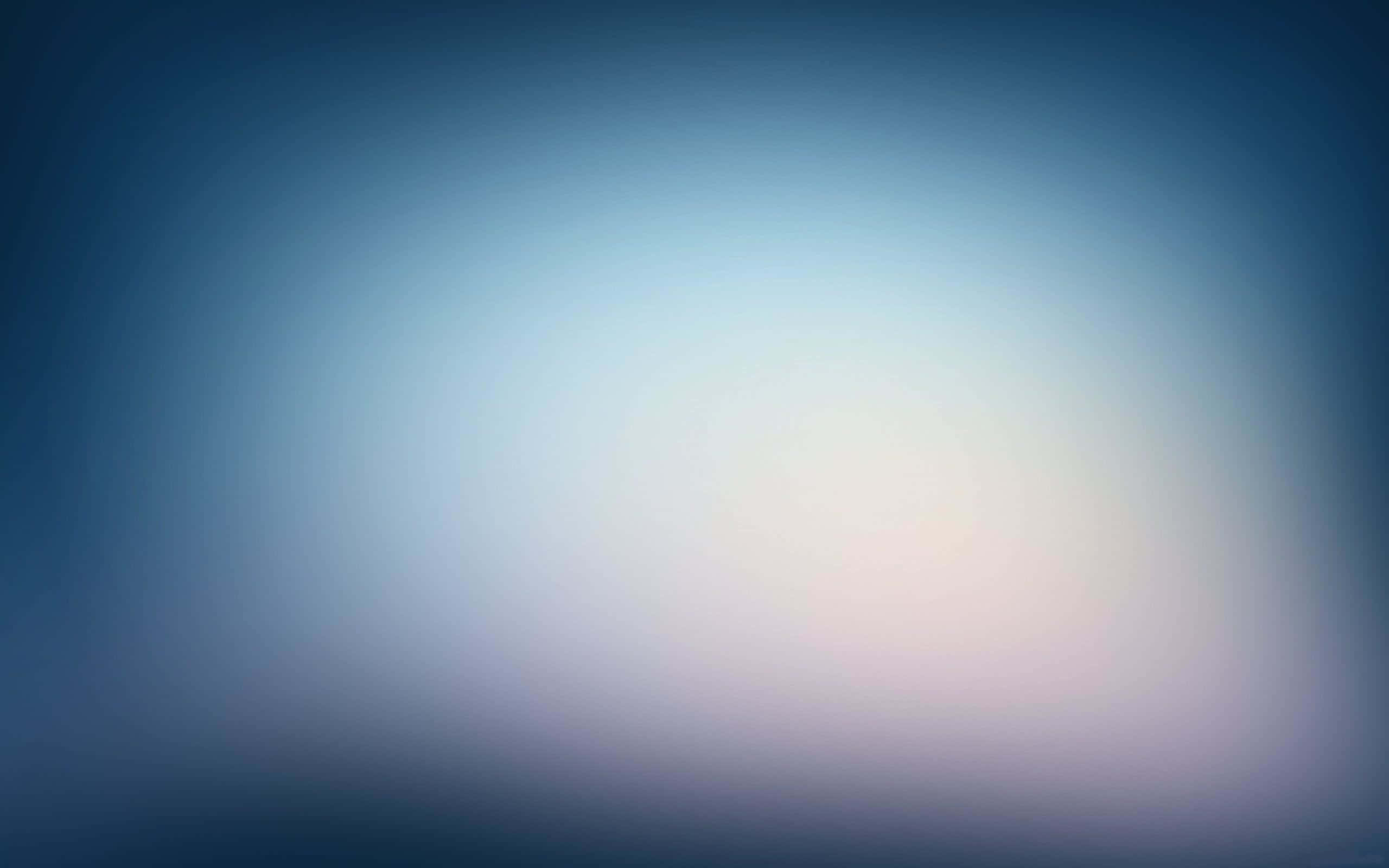 體驗寧靜的感覺 壁紙 — 深藍色柔和漸變至中央的淡白與粉紅，營造出寧靜的抽象光芒。