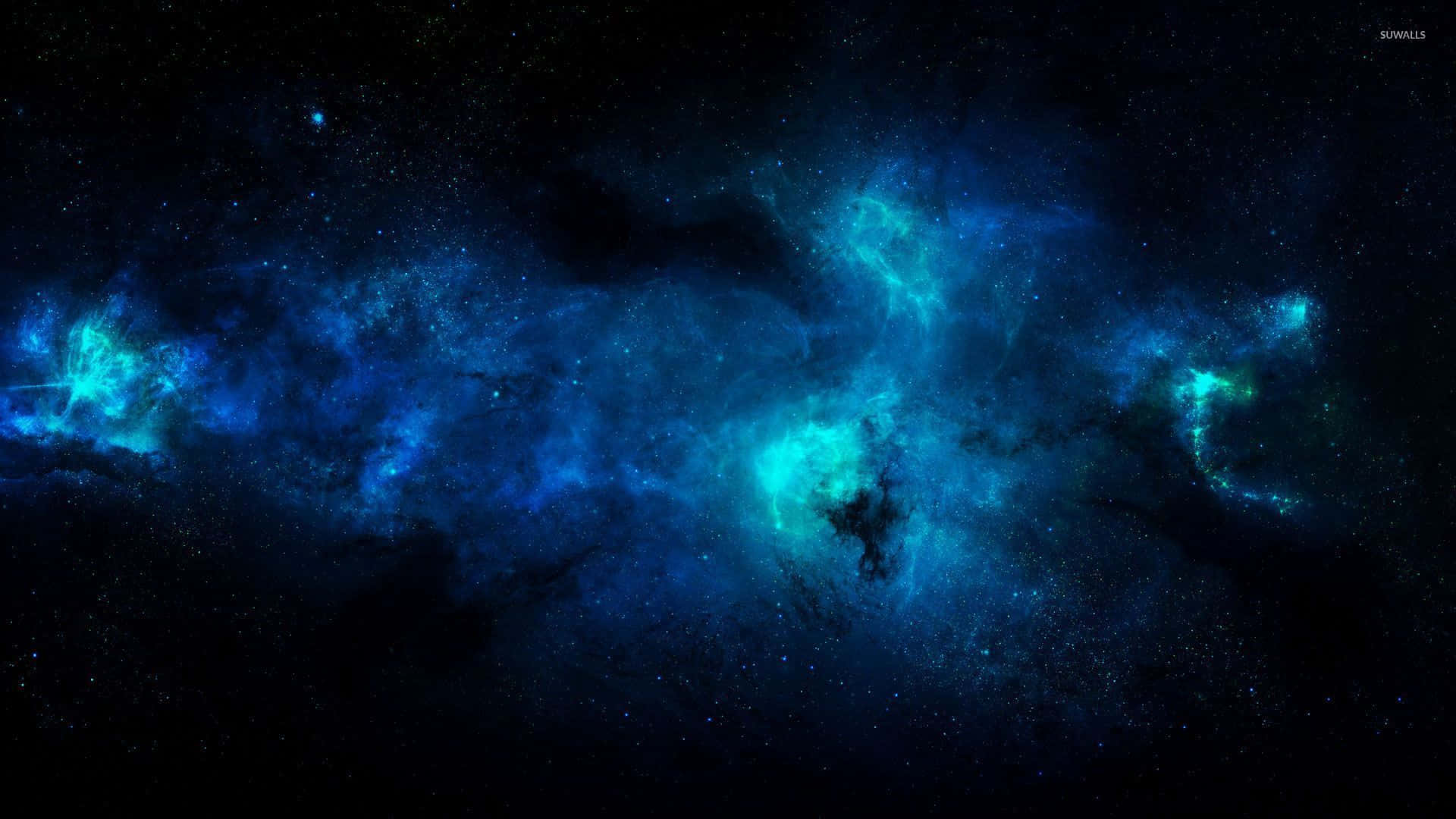體驗寧靜藍色宇宙的美麗 壁紙 — 宇宙星雲在深藍色和藍綠色中旋轉，映襯著星場，散發著空靈的能量。