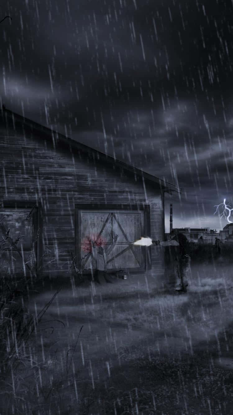 一個人手持燈籠，在雷雨中走向黑暗的穀倉。