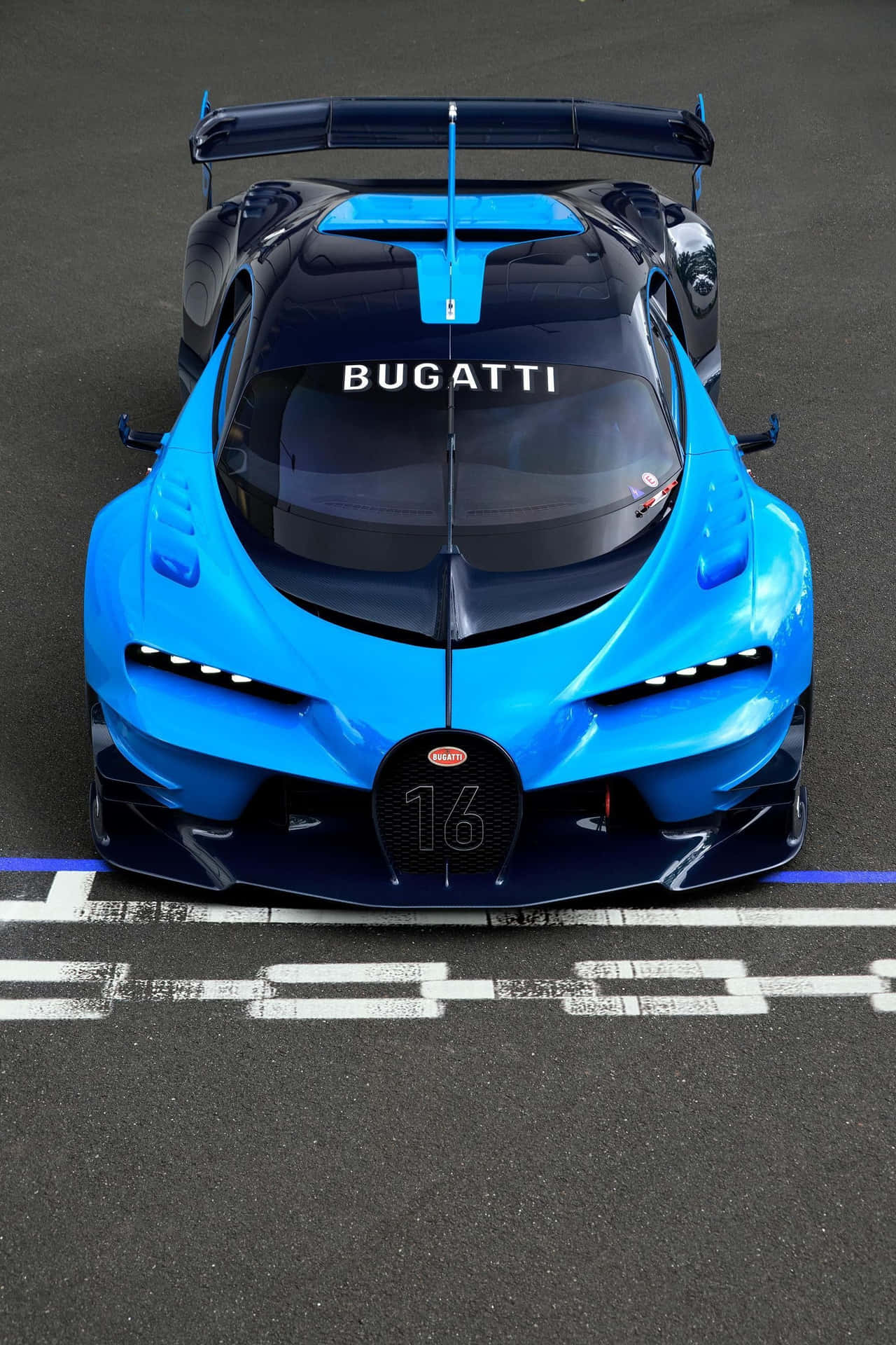 一輛藍色布加迪賽車，編號16，在賽道格子上。
