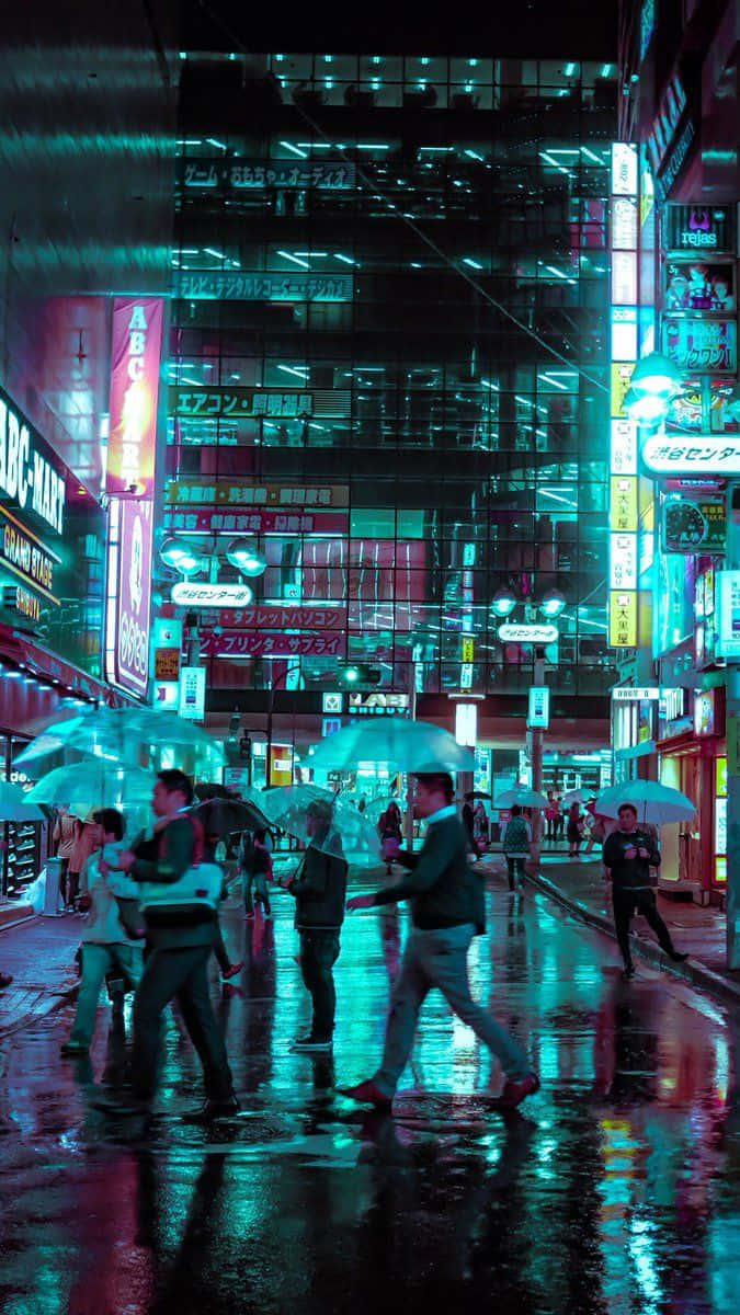 行人撐傘走過雨濕的霓虹燈夜間城市街道。