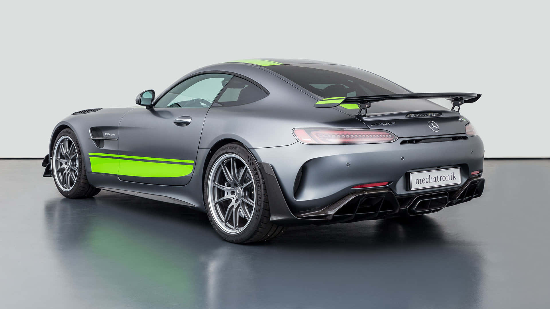 啞光灰色梅賽德斯-AMG GT Black Series 在攝影棚中帶有螢光綠色條紋。