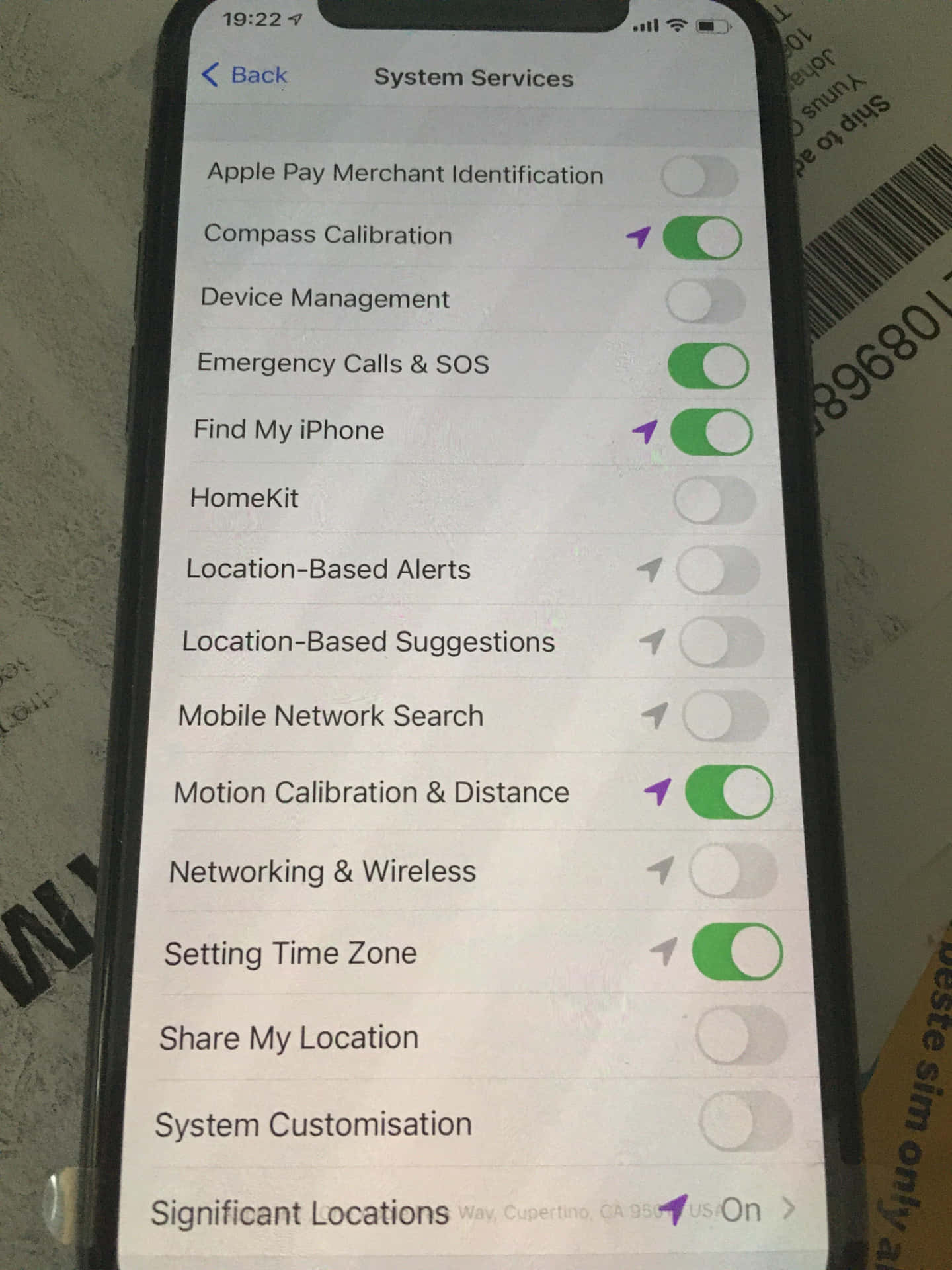 iPhone 顯示系統服務，已啟用的功能帶有綠色切換開關。