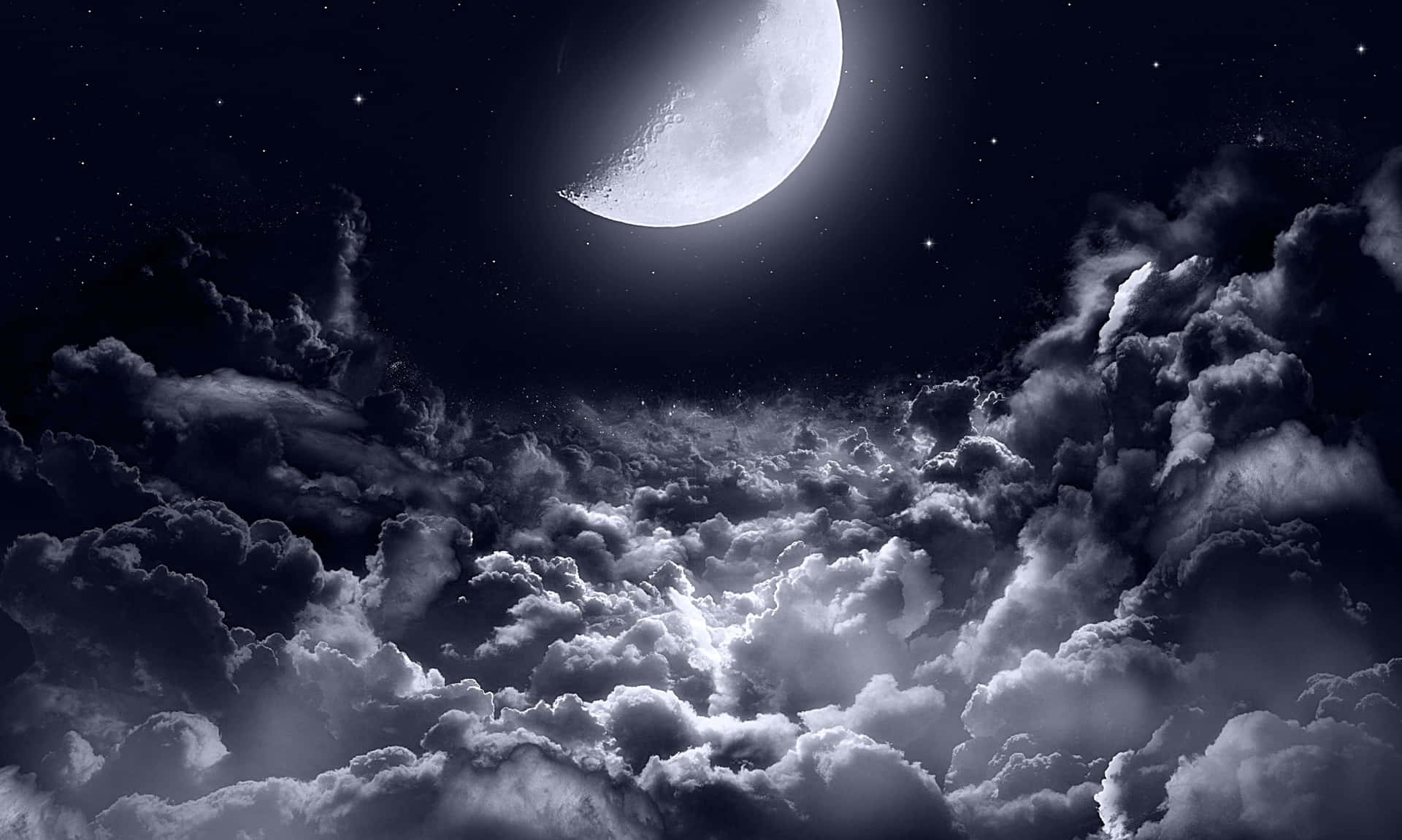 彎月在繁星點點的夜空中，照耀在紋理豐富的雲層之上。