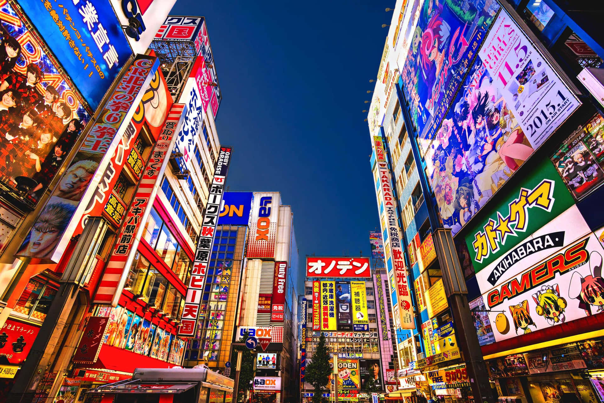夜晚的東京街道被色彩繽紛的霓虹燈和動漫海報照亮。