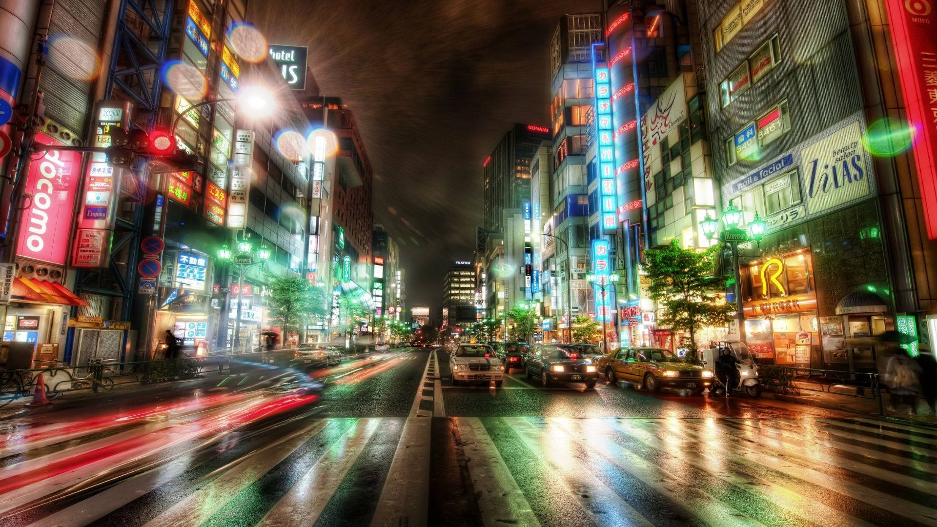 雨濕的東京街道在夜晚閃爍著霓虹招牌和模糊的車燈。