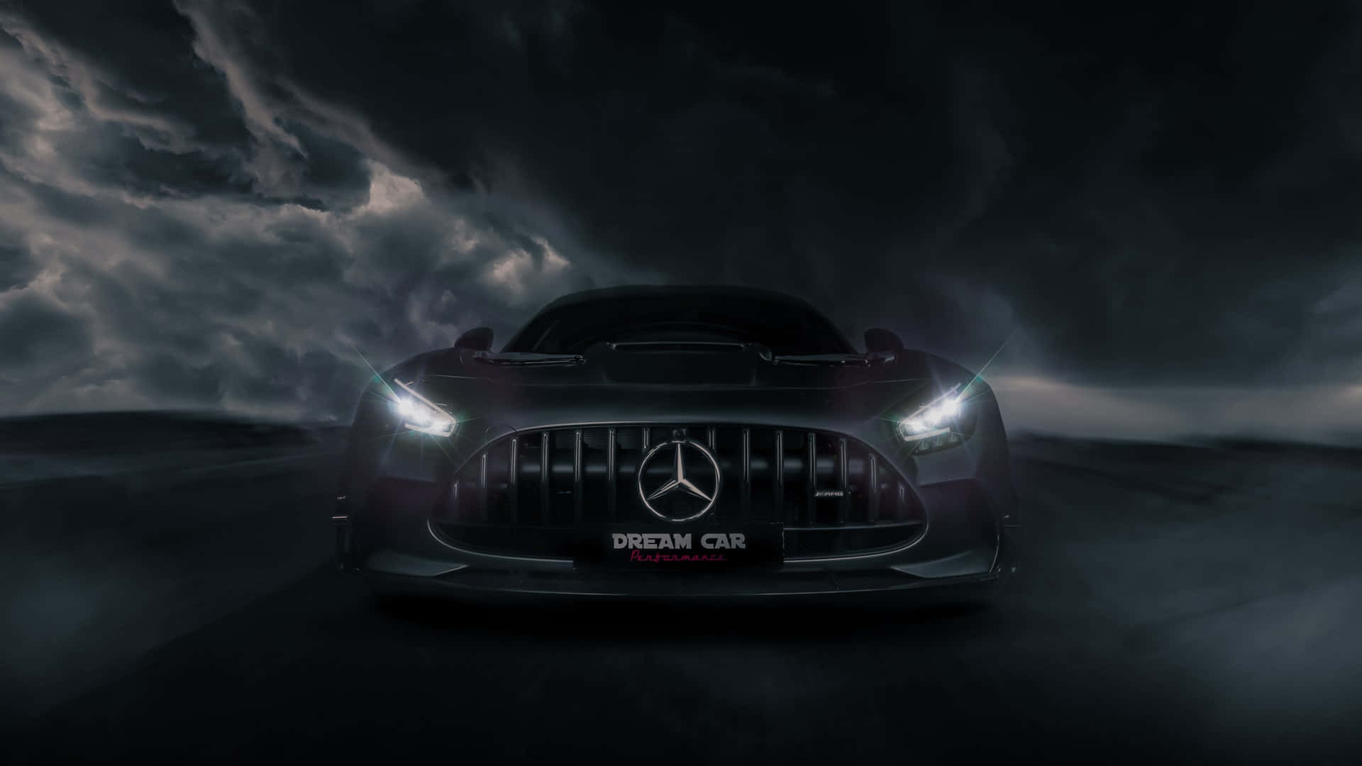 黑色 Mercedes-AMG GT 跑車，帶有發光的車頭燈，在暴風雨天空下。