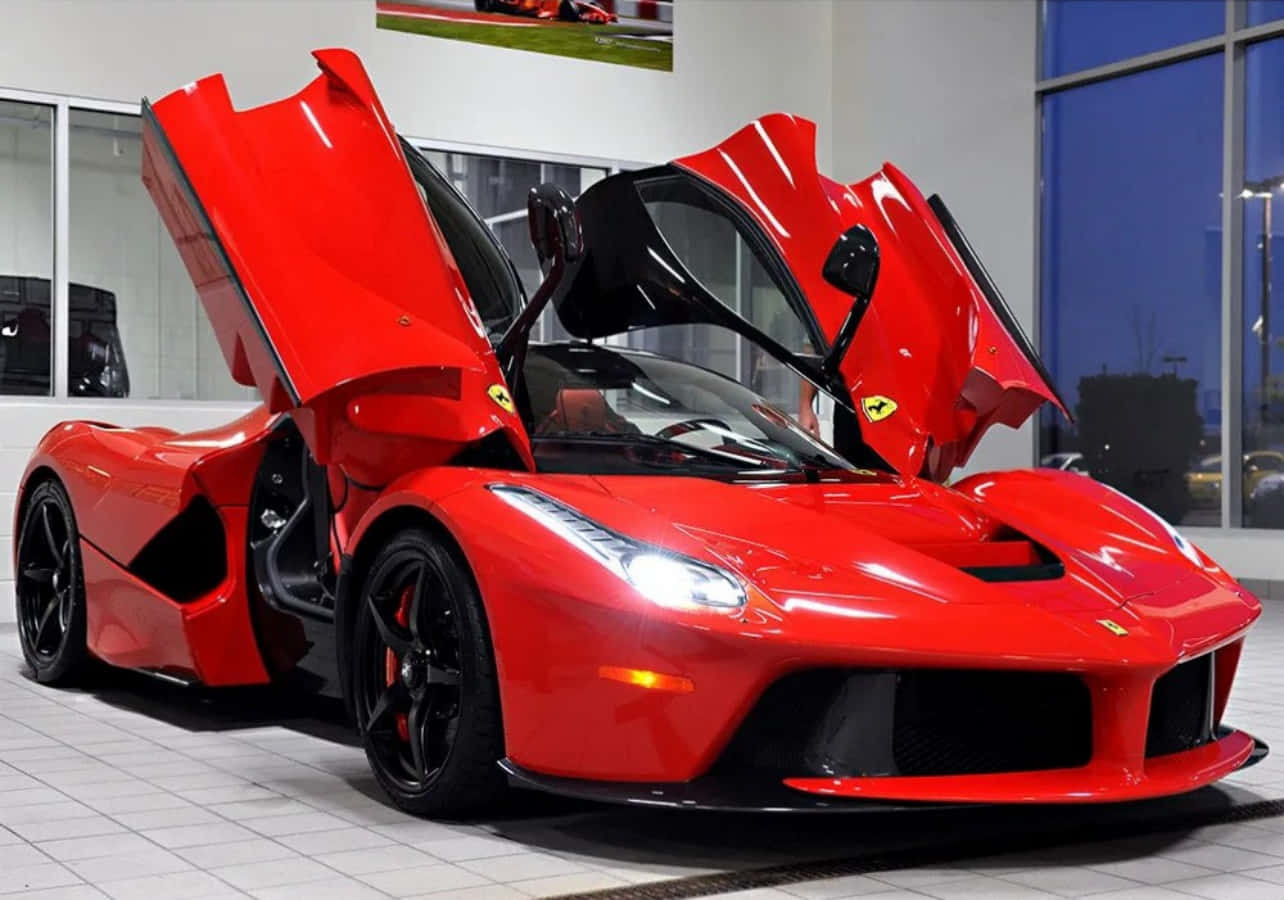 展廳中紅色法拉利LaFerrari，剪刀門打開。