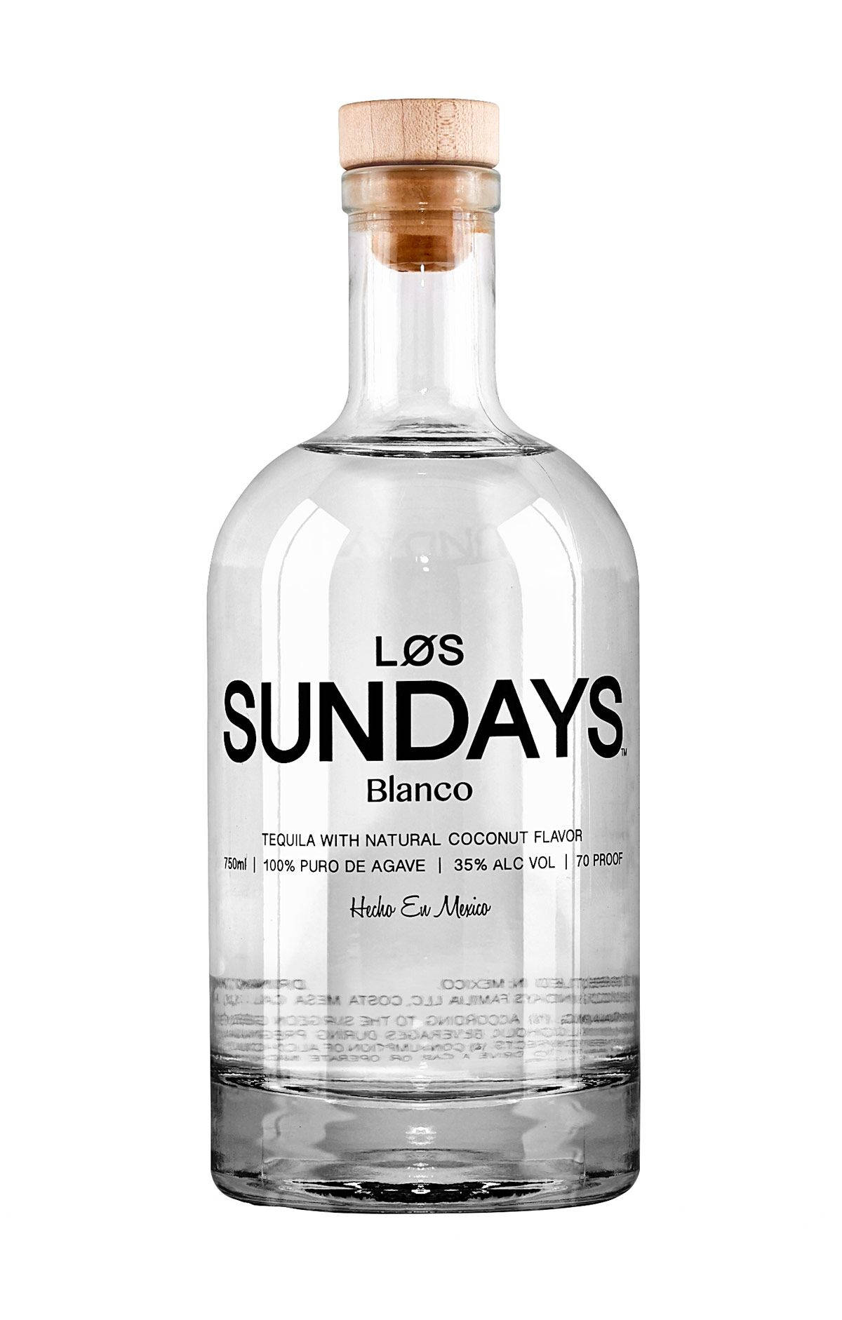 體驗洛斯星期日白銀龍舌蘭酒的優雅 壁紙 — 一個透明玻璃瓶的Los Sundays Blanco龍舌蘭酒，帶有天然椰子味和木塞，背景為白色。