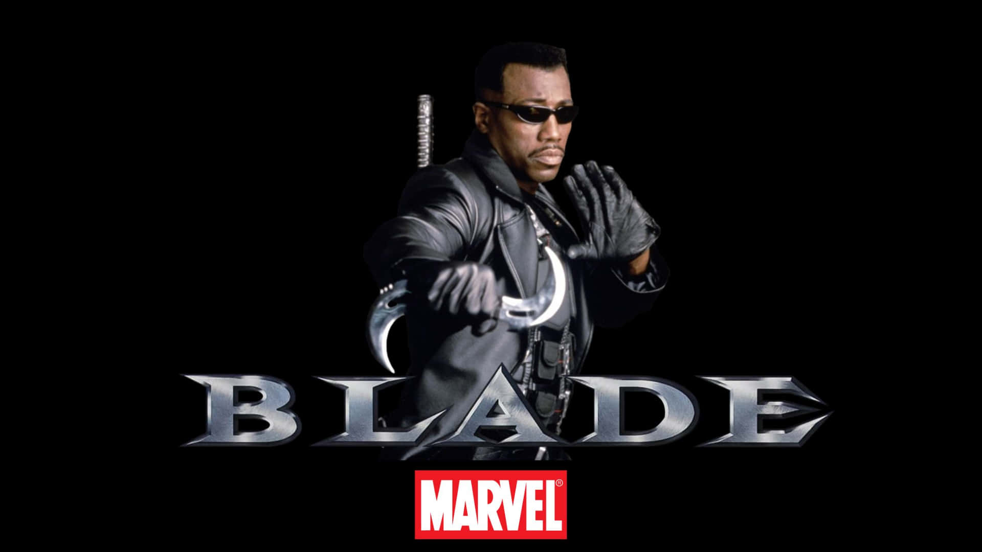 身穿黑色皮衣和太陽眼鏡的男人，手持帶有Blade和Marvel標誌的銀色利爪。