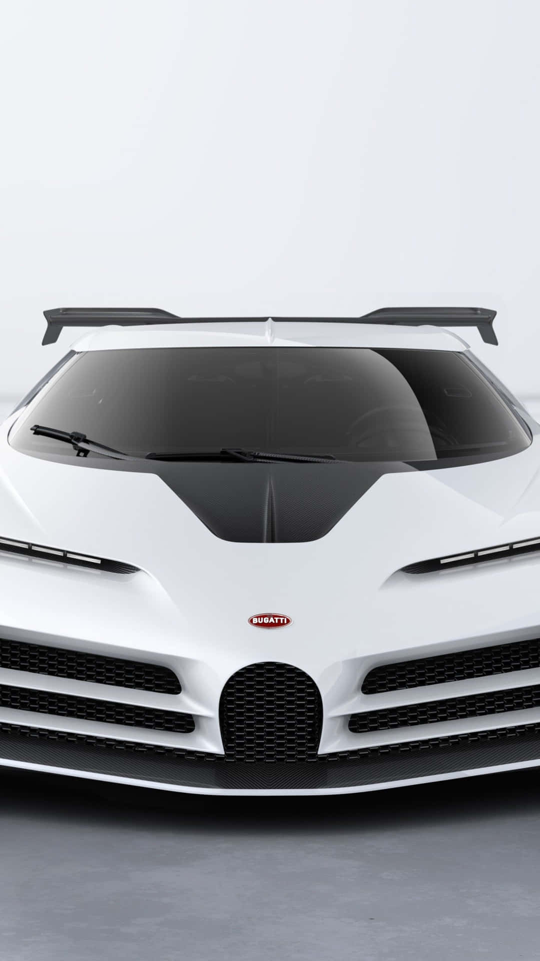 白色Bugatti Chiron Super Sport 300+在工作室中的正面視圖，帶有黑色飾邊。