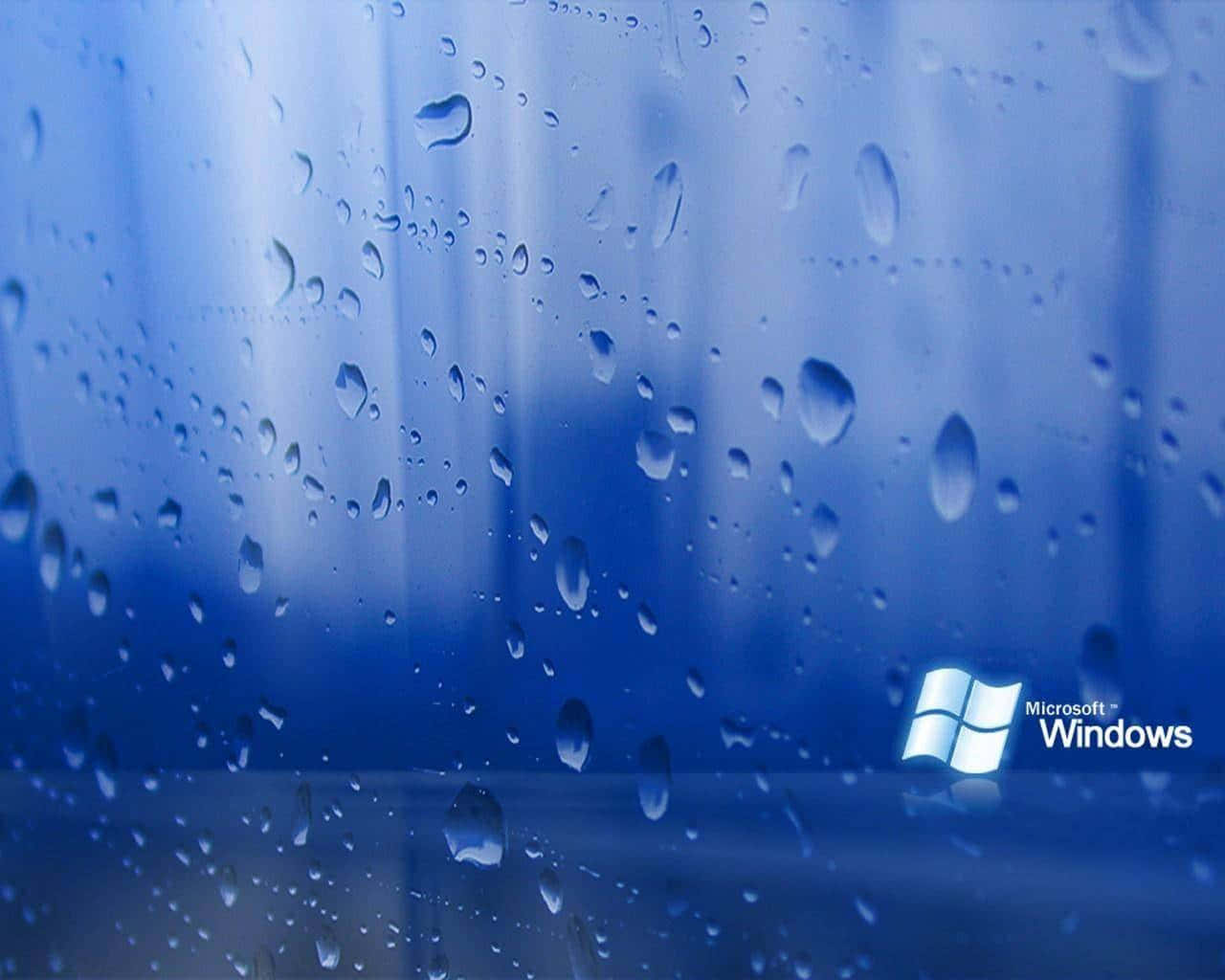 玻璃上的雨滴，Microsoft Windows 標誌柔和地發出藍光。