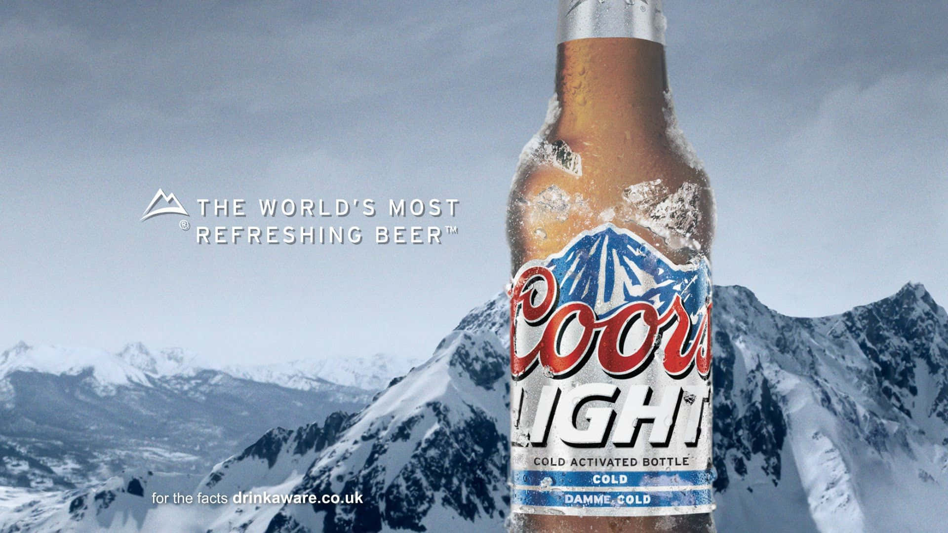 積雪山脈前的冰冷Coors Light啤酒瓶。
