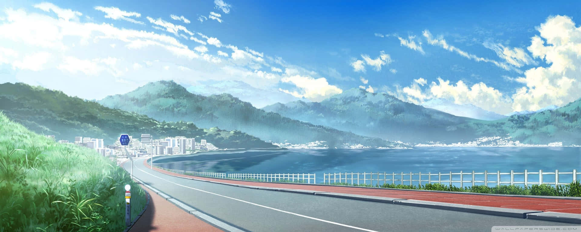 海岸公路沿著藍色大海蜿蜒，有綠色山脈和晴朗的天空。