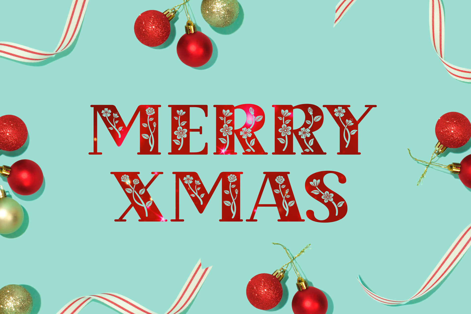 裝飾有花卉圖案的 Merry Xmas 文字，周圍環繞著裝飾品和絲帶。
