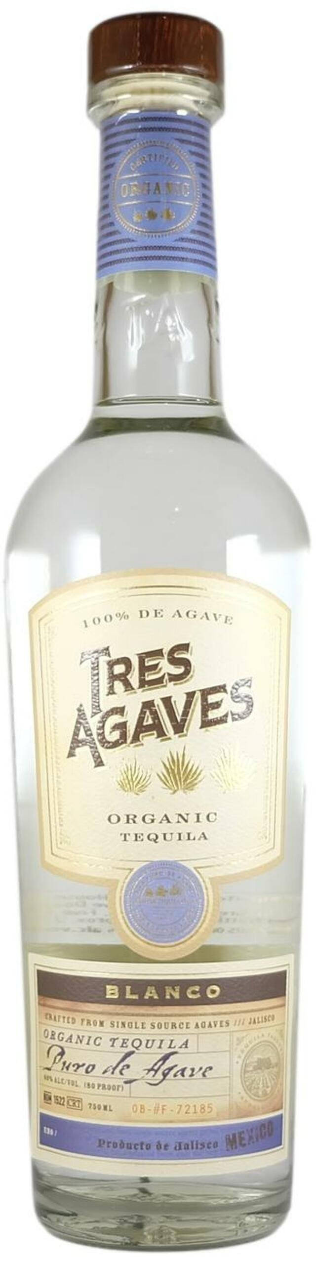 一瓶透明的玻璃瓶Tres Agaves Organic Blanco龍舌蘭酒，帶有木蓋和標籤。