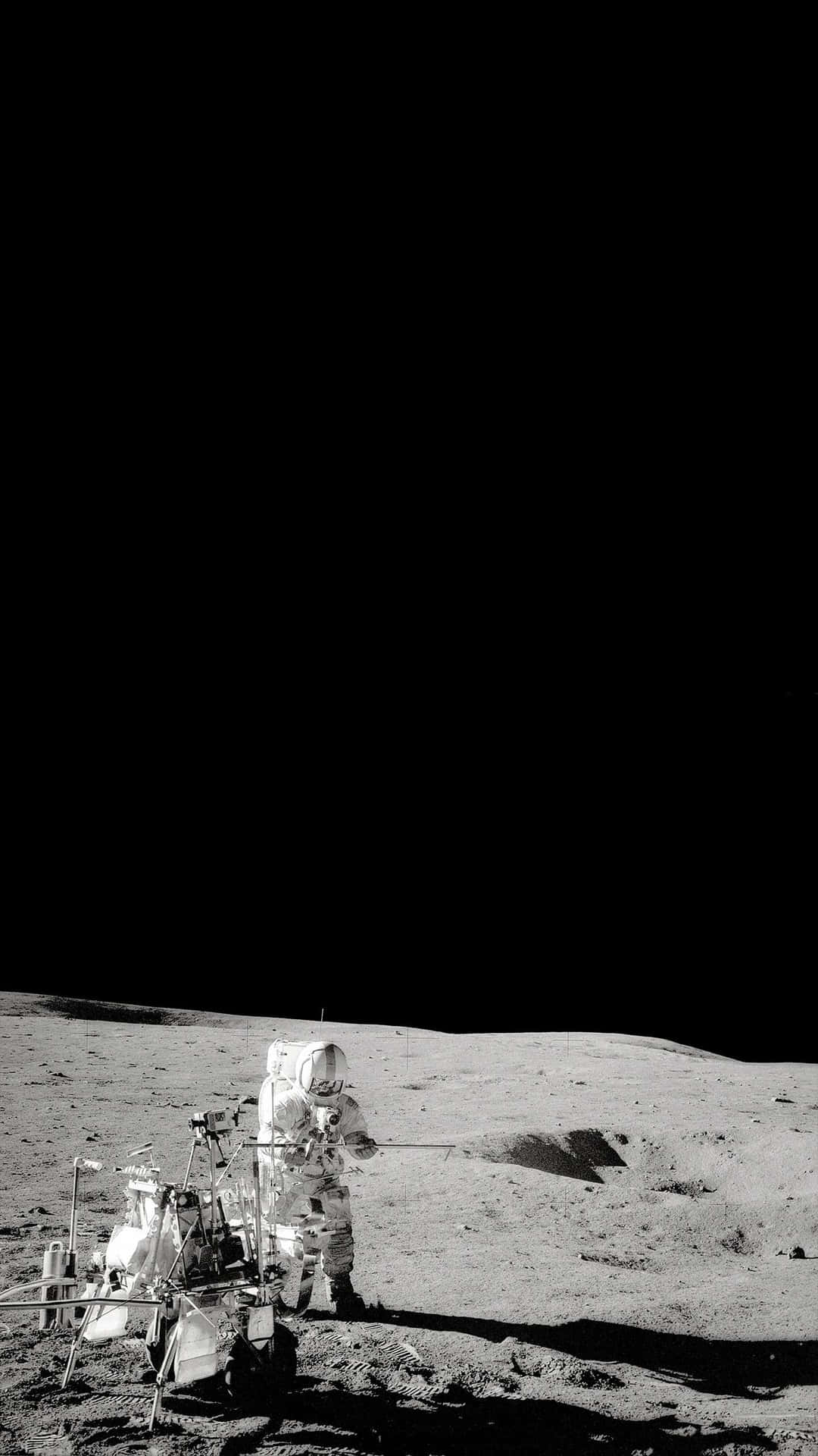月球上的太空人旁邊有月球車