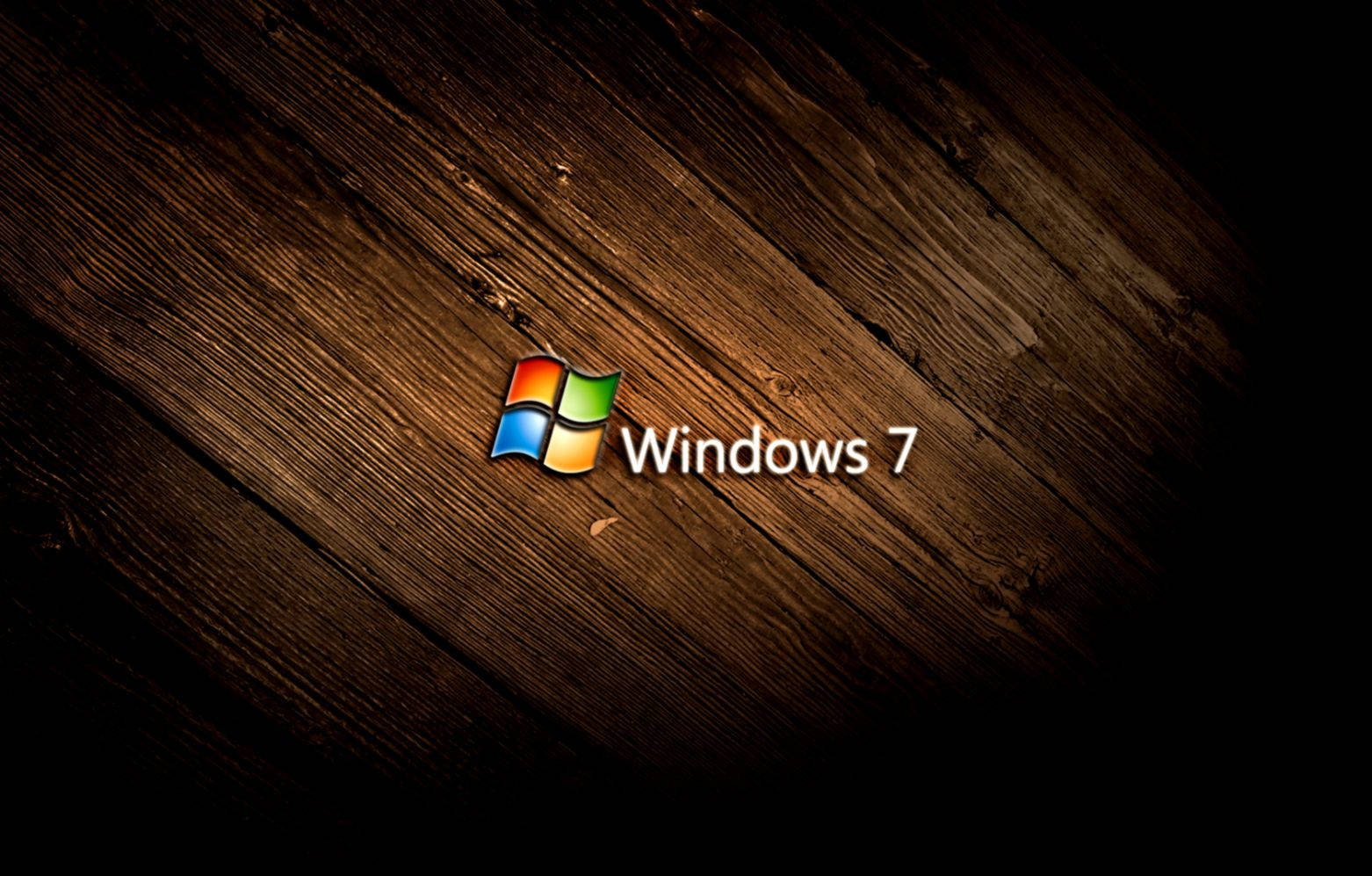 深色木質背景上的 Windows 7 標誌