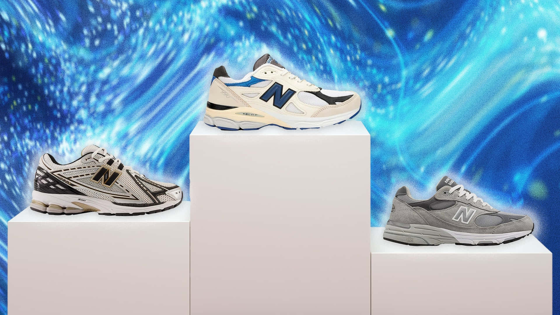 三雙New Balance運動鞋放在白色底座上，背景是宇宙藍色。
