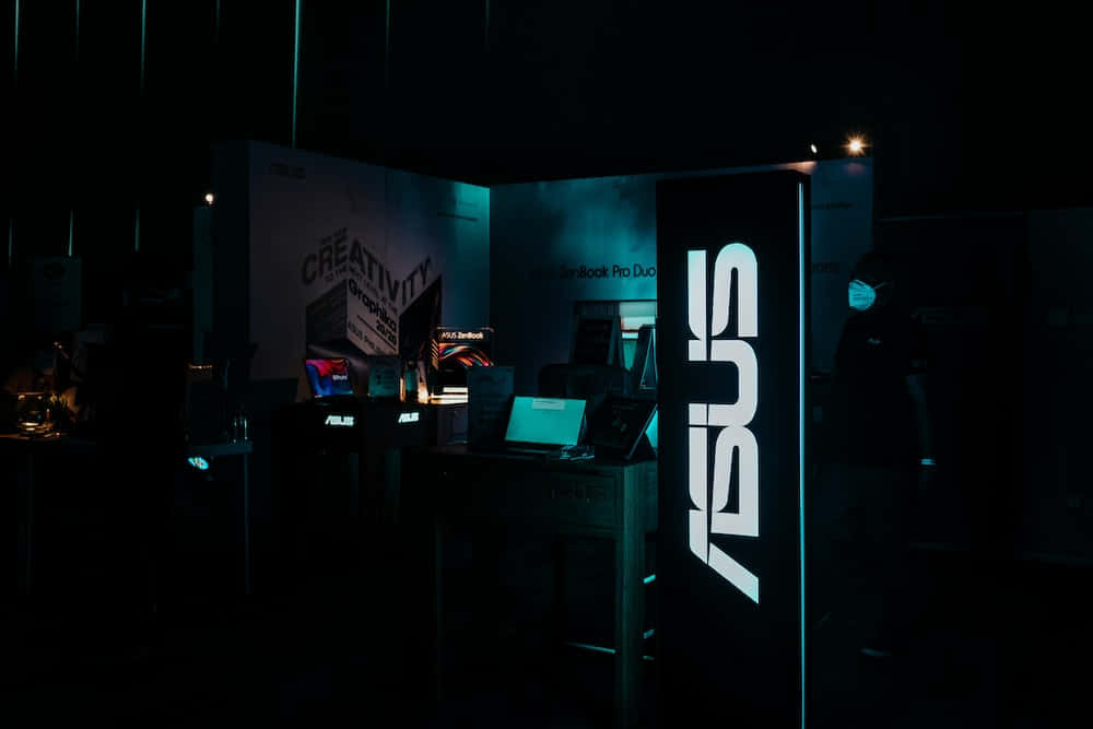 在黑暗的展覽空間中，ASUS科技顯示器發出藍光。