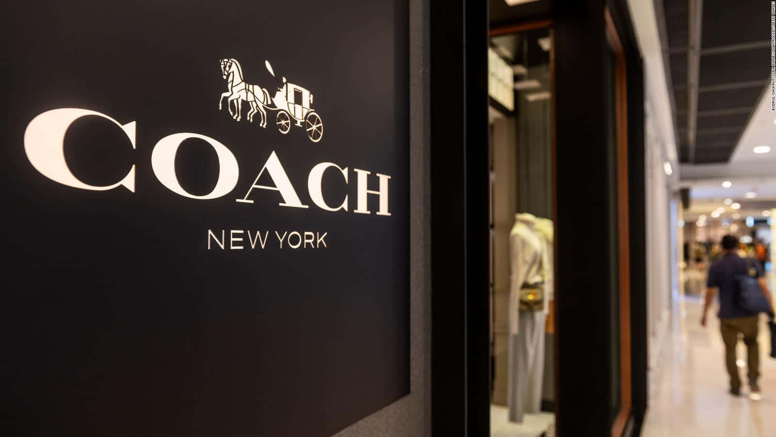 購物中心內的Coach New York店舖標誌，帶有馬和馬車標誌。