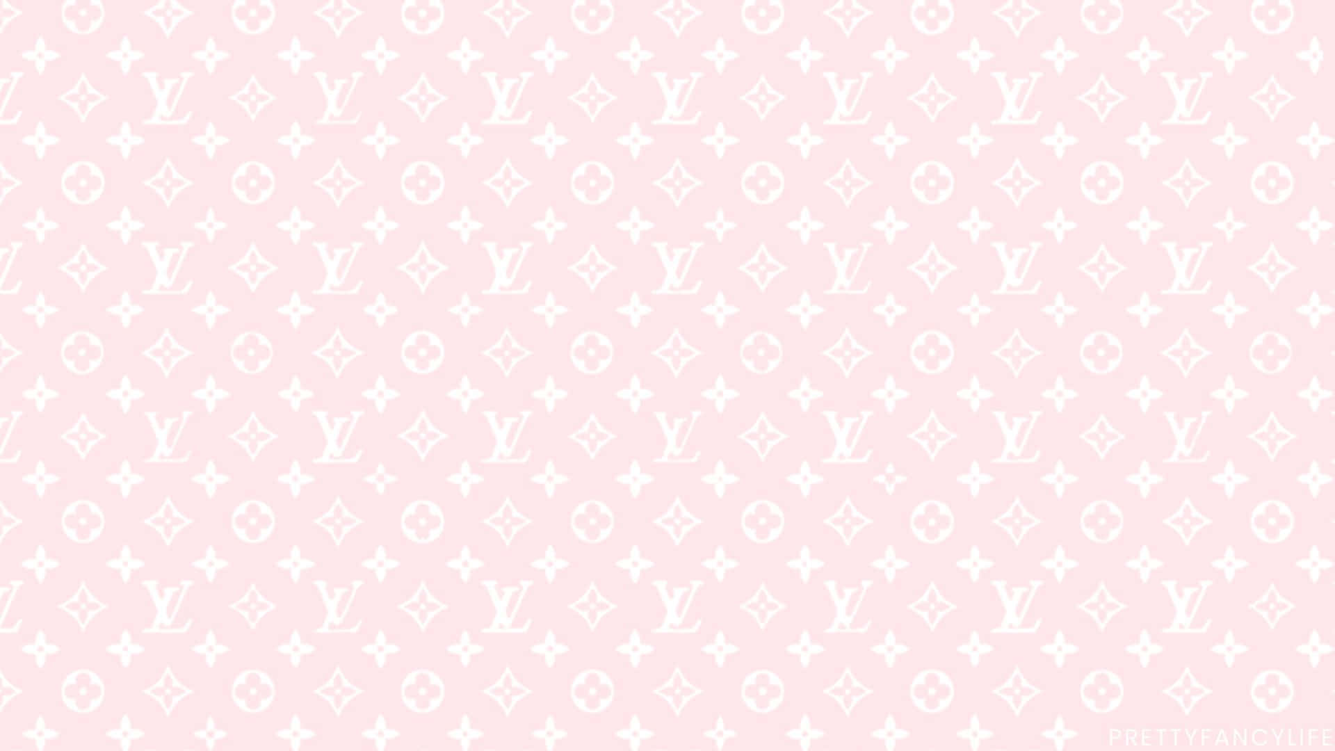 體驗設計師美學 壁紙 — 柔軟的粉紅色牆紙，帶有重複的白色Louis Vuitton字母組合圖案，排列在微妙的網格中。