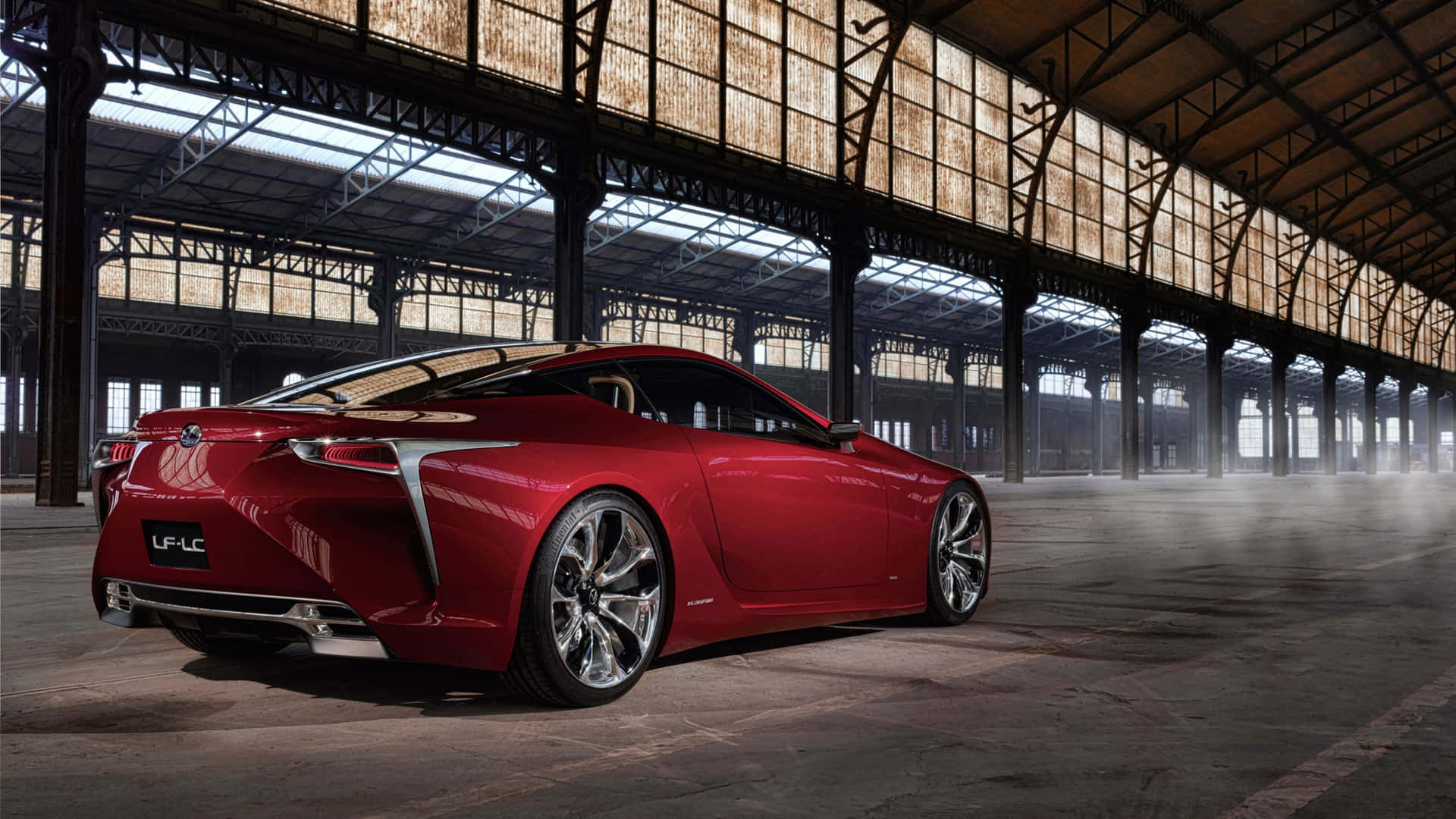 紅色Lexus LF-LC概念車在佈滿灰塵的工業倉庫中，於黃昏時分。