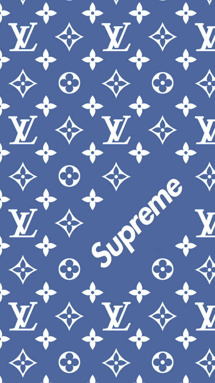 藍色背景，帶有白色 Louis Vuitton 字母組合和對角 Supreme 標誌。