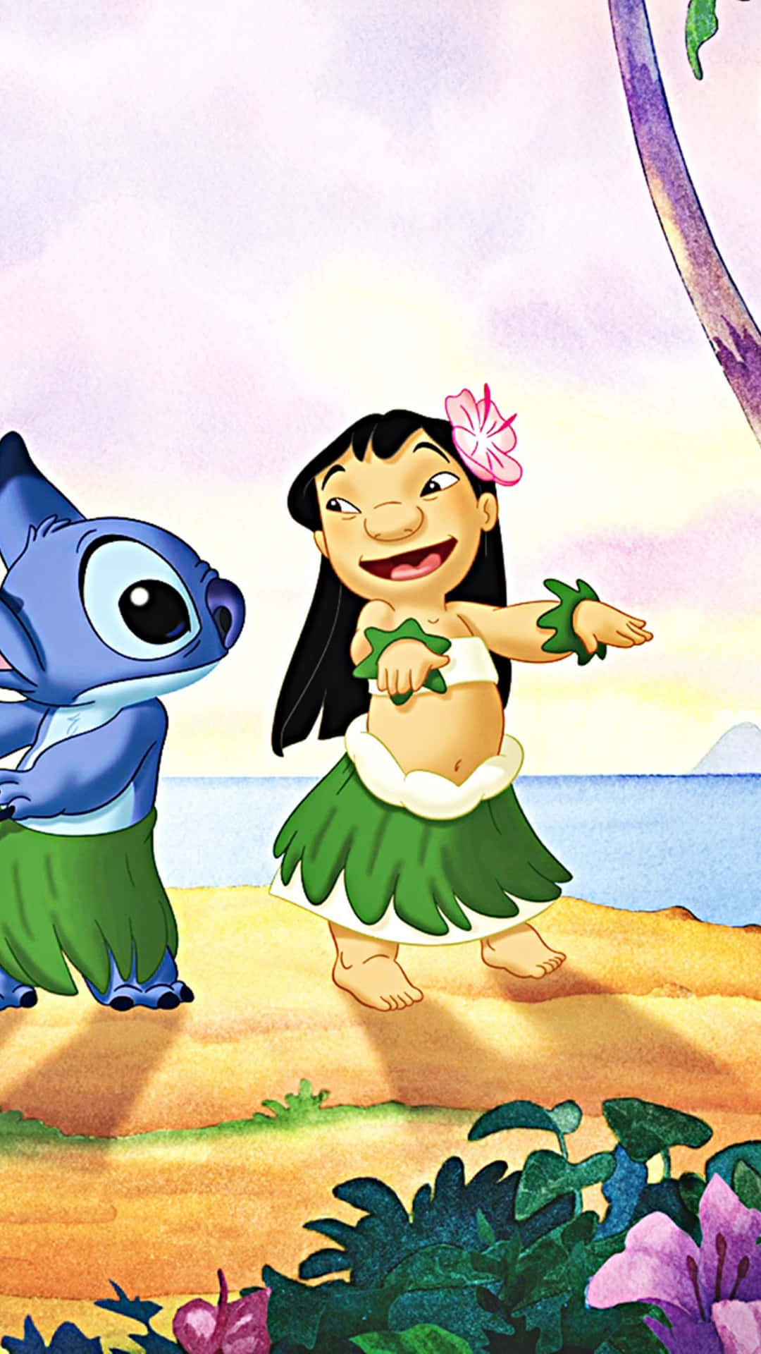 Lilo 和 Stitch 在陽光明媚的海灘上跳舞，有棕櫚樹和花朵。