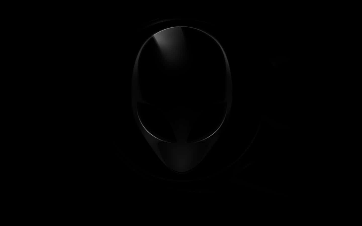 一個發光的黑色外星人頭標誌，置於黑暗中央。