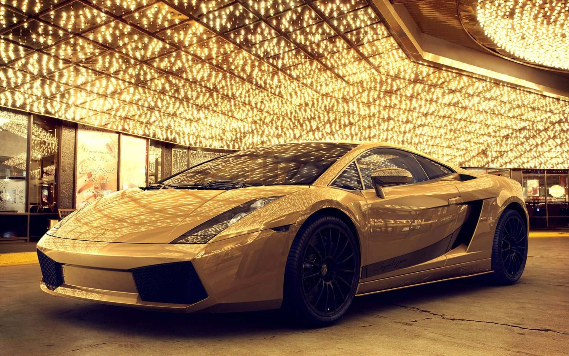 金色林寶堅尼Gallardo在奢華環境中，置於閃爍的天花燈光下。