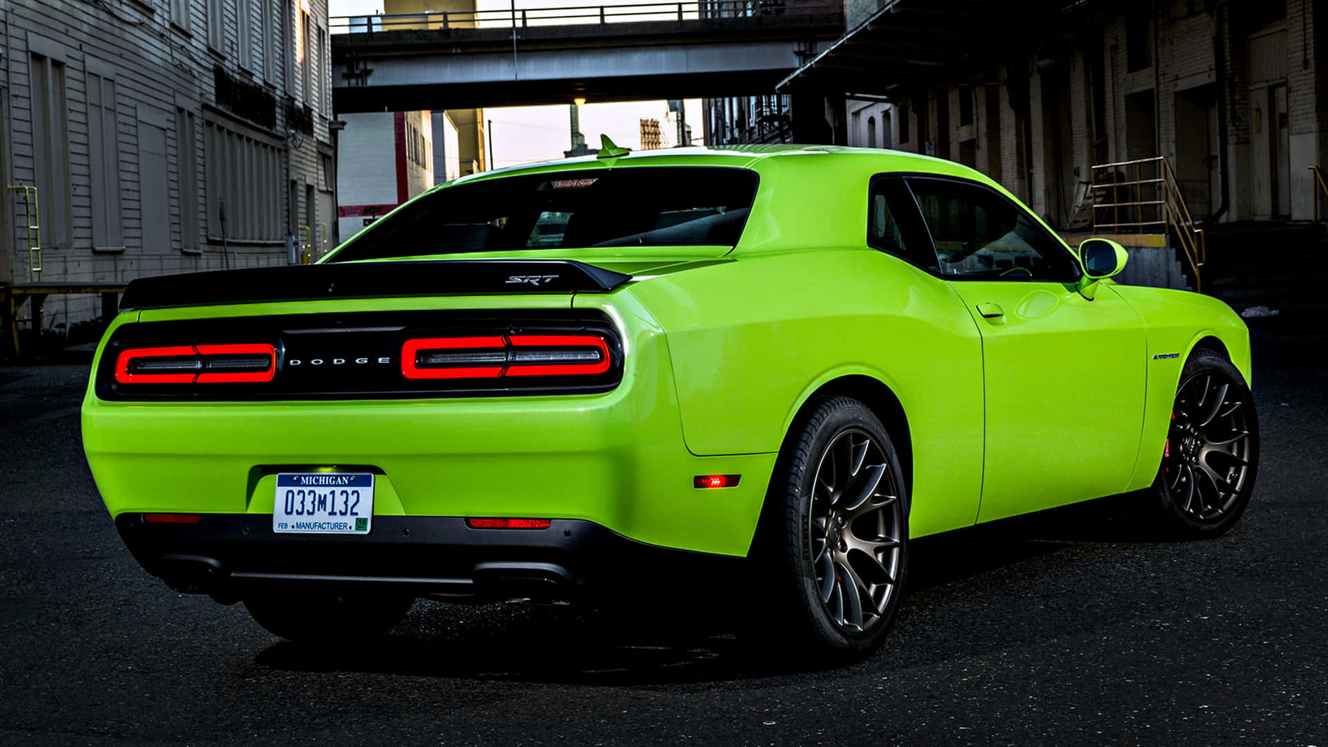 夜晚停泊在天橋下的青檸綠色 Dodge Challenger SRT。