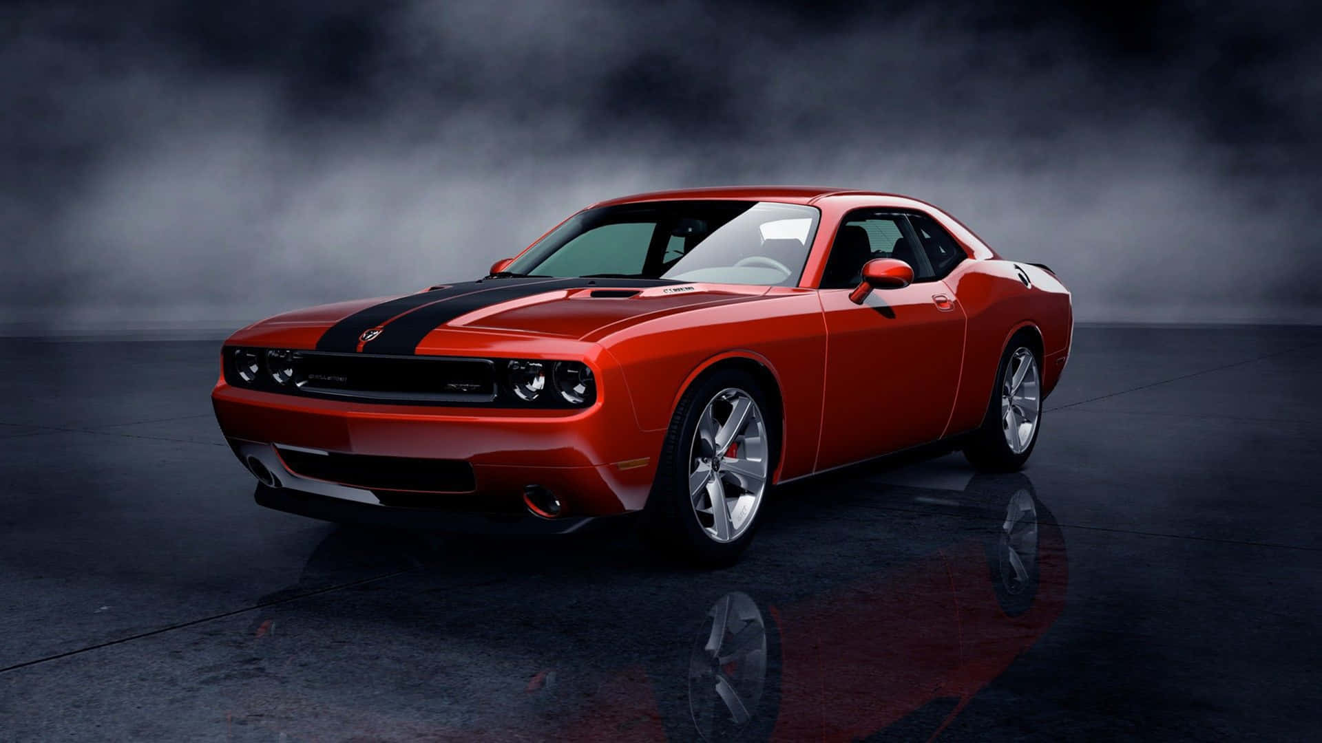 紅色 Dodge Challenger 肌肉車，帶黑色條紋，在煙霧下的濕滑反射地板上。