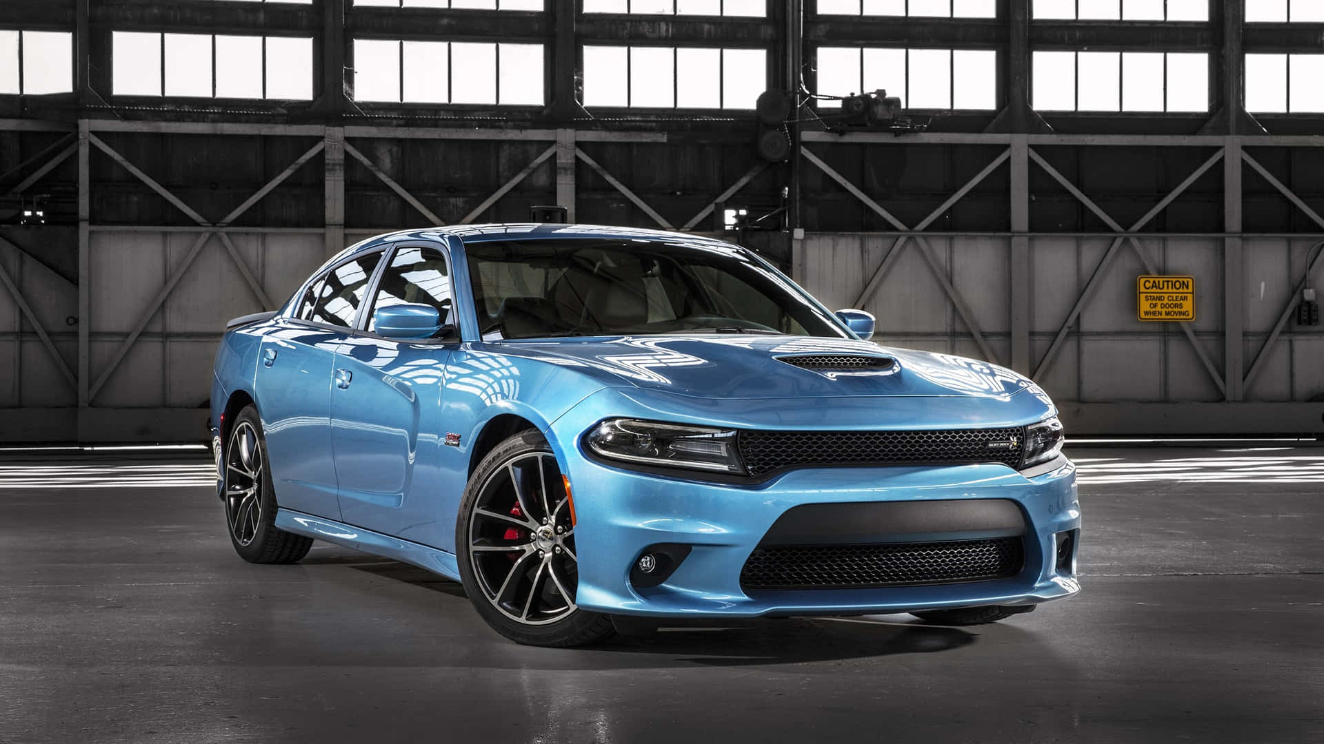 工業倉庫內的淺藍色Dodge Charger跑車。