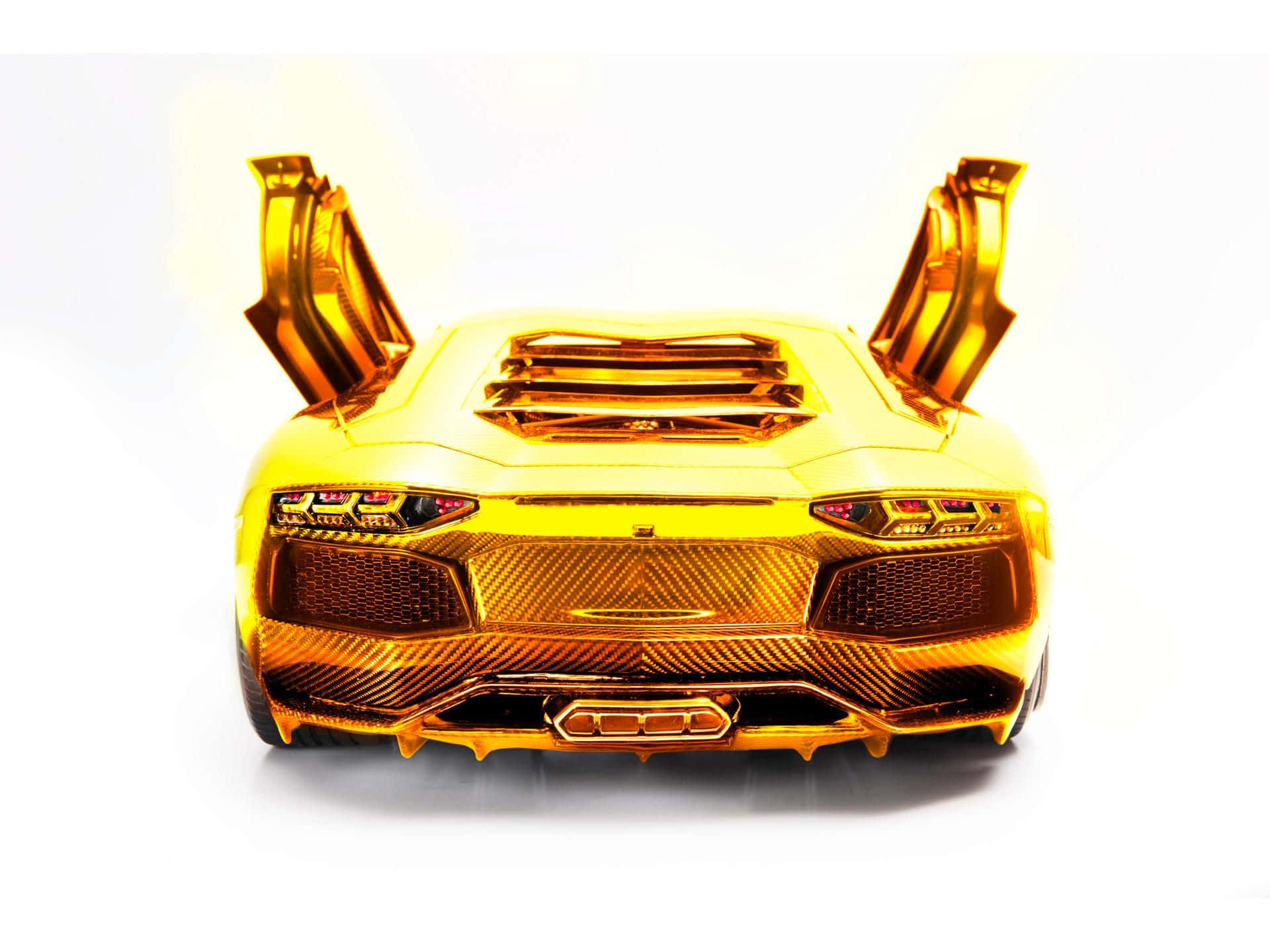 金色林寶堅尼跑車，剪刀門打開，白色背景。