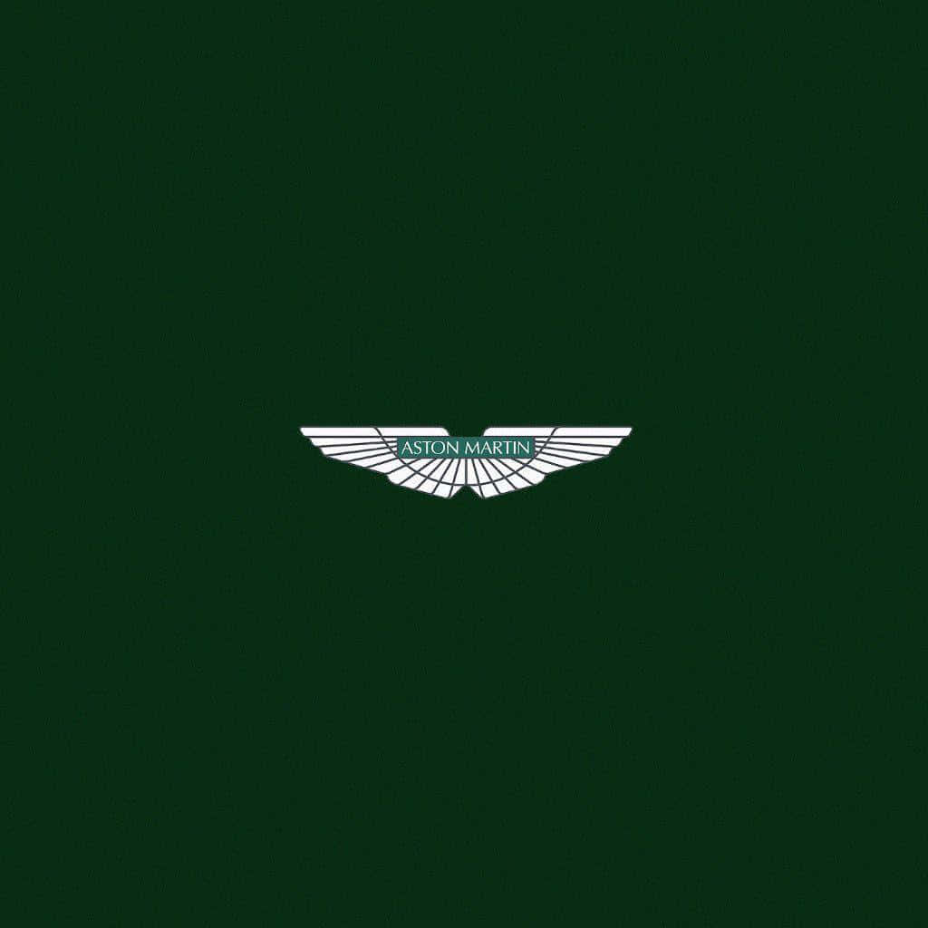 體驗阿斯顿·马丁的奢華品味 壁紙 — Aston Martin 標誌，銀色翅膀和綠色文字居中在深森林綠色背景上。