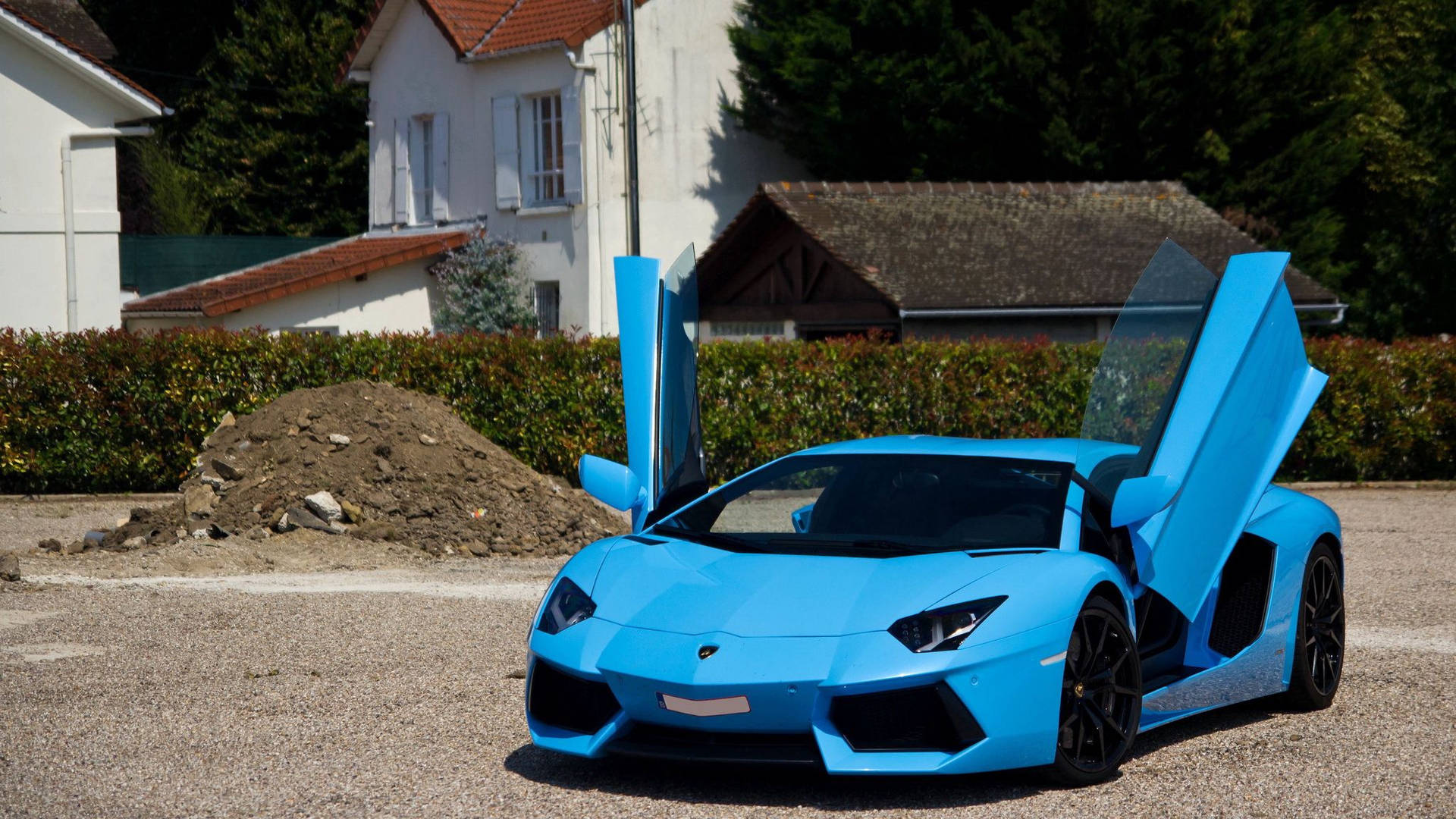 藍色林寶堅尼 Aventador 車門打開停泊在房屋前。