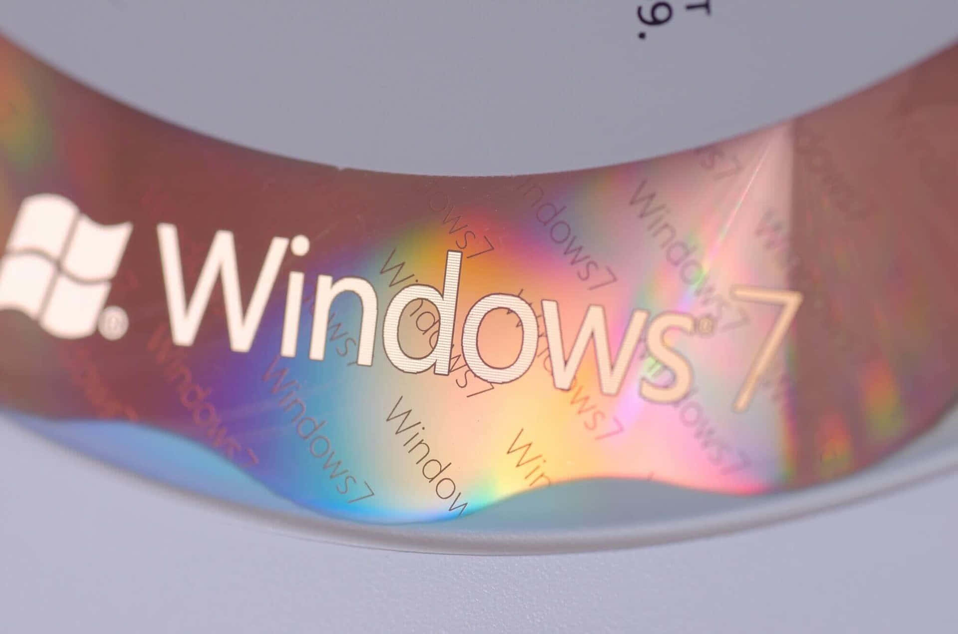 Windows 7 軟件 CD 的特寫，帶有彩虹光反射。